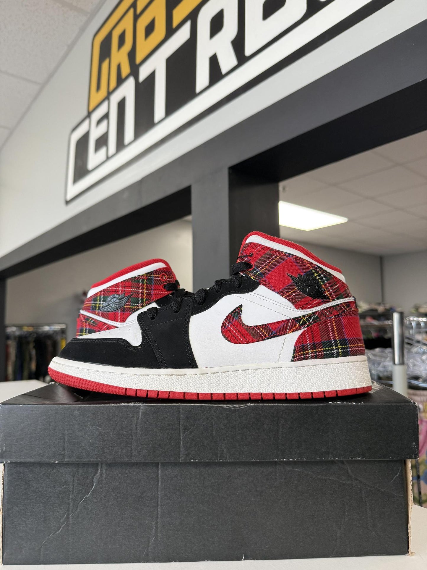 Jordan 1 Mid "Plaid" Used Size 7Y/8.5W
