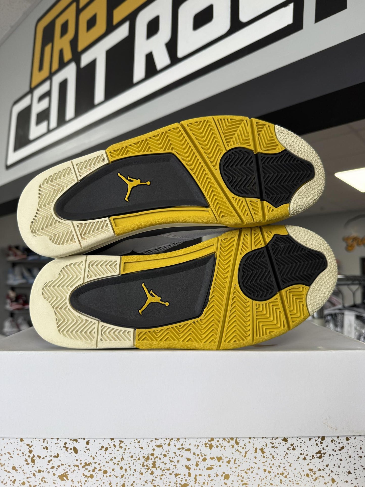 Jordan 4 "Vivid Sulfur" Used Size 10.5