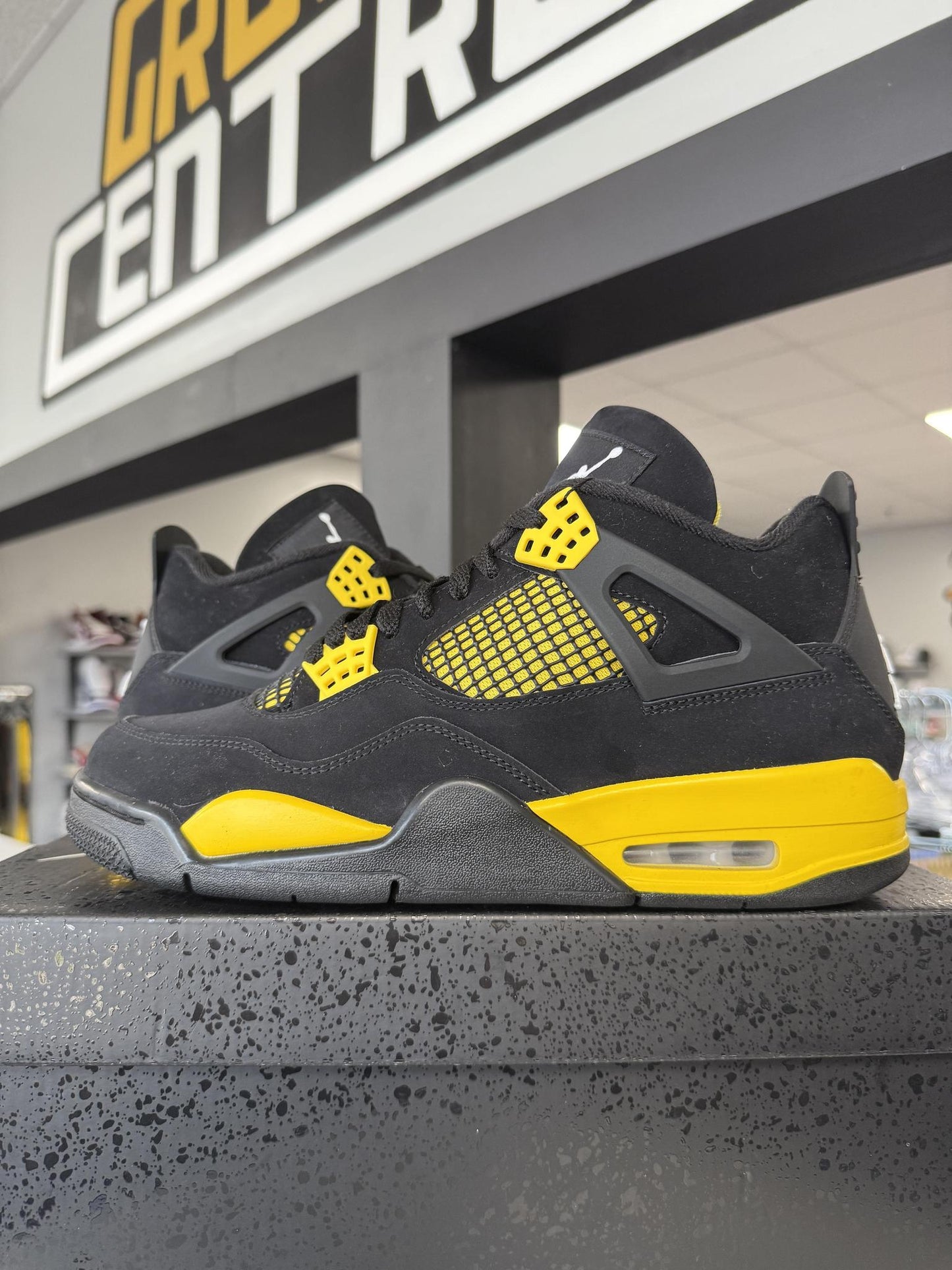 Jordan 4 "Thunder" Used Size 9