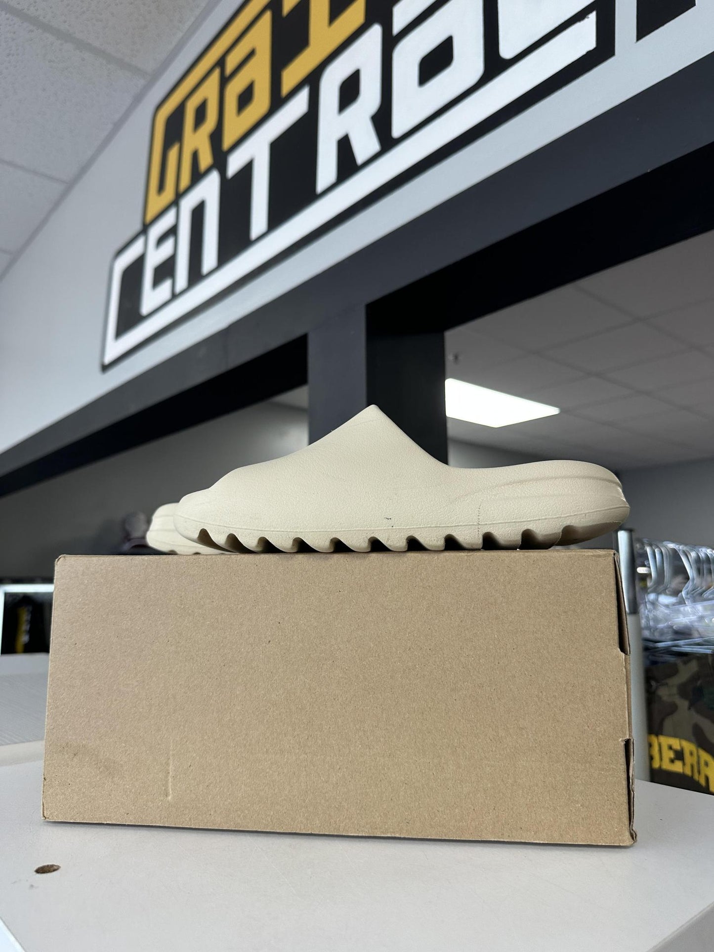 Yeezy Slide "Bone" Used Size 8
