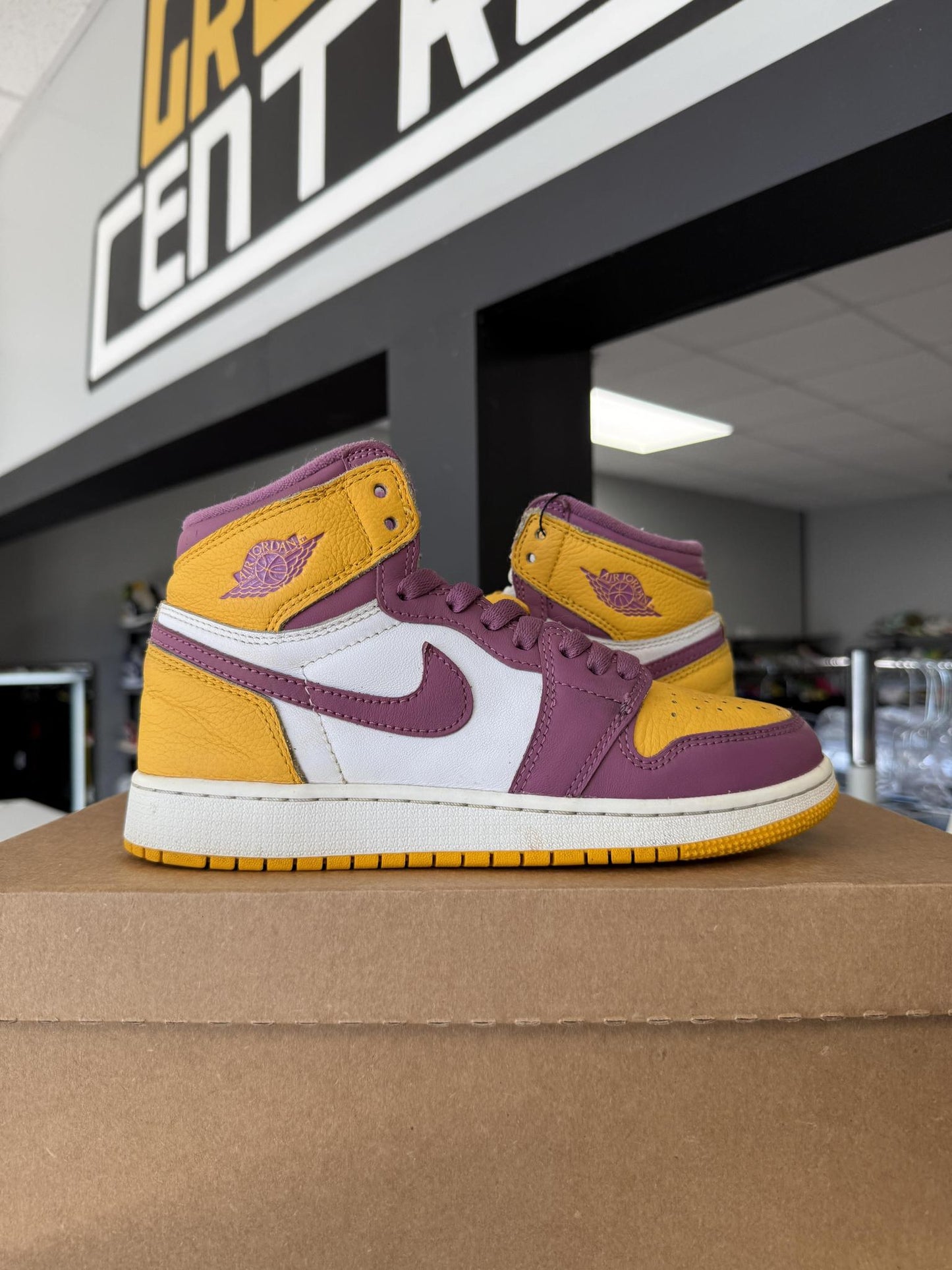 Jordan 1 "Brotherhood" Used Size 5.5Y/7W