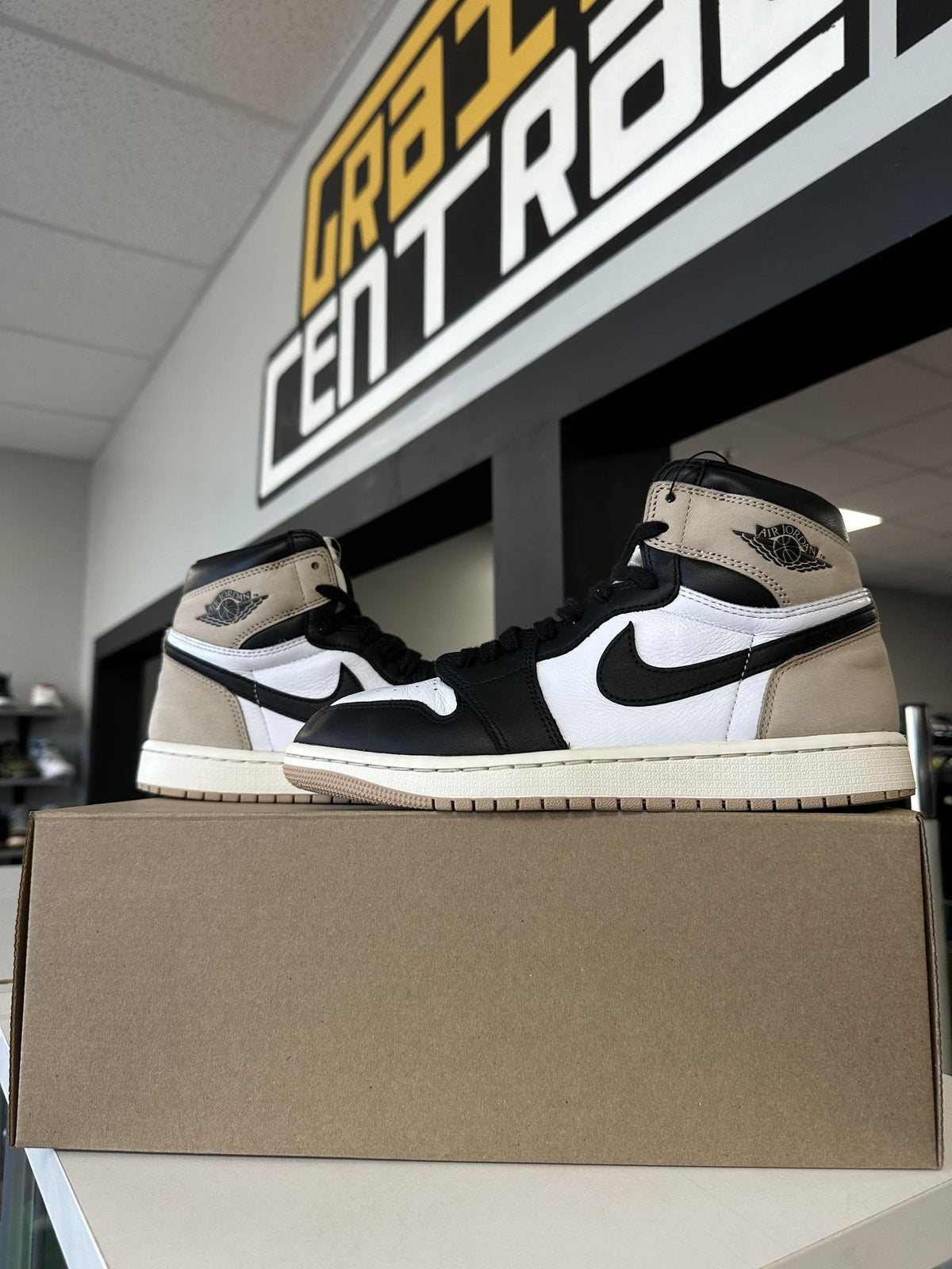 Jordan 1 "Latte" Size 7Y/8.5W Used
