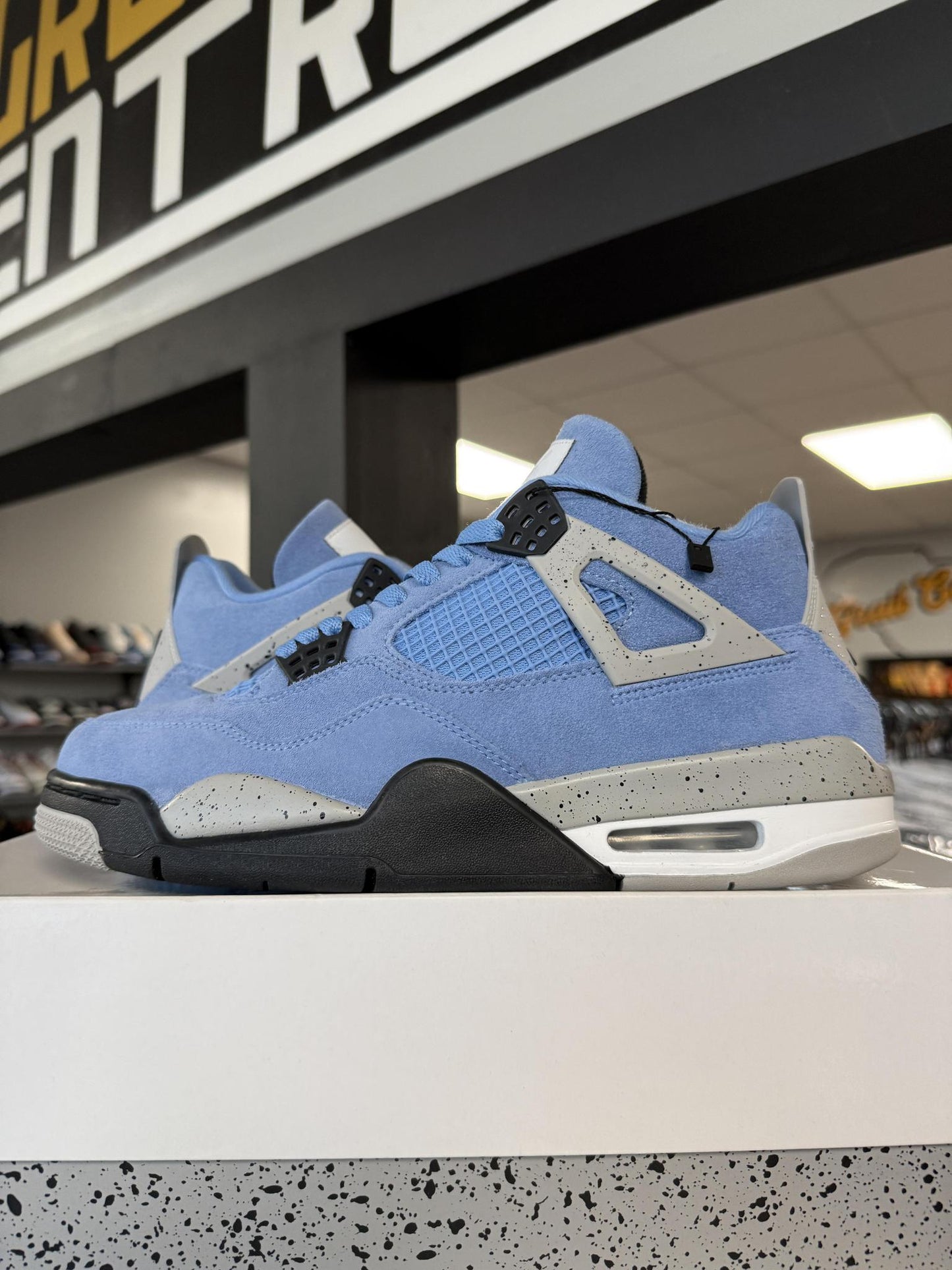Jordan 4 "University Blue" Used Size 9.5