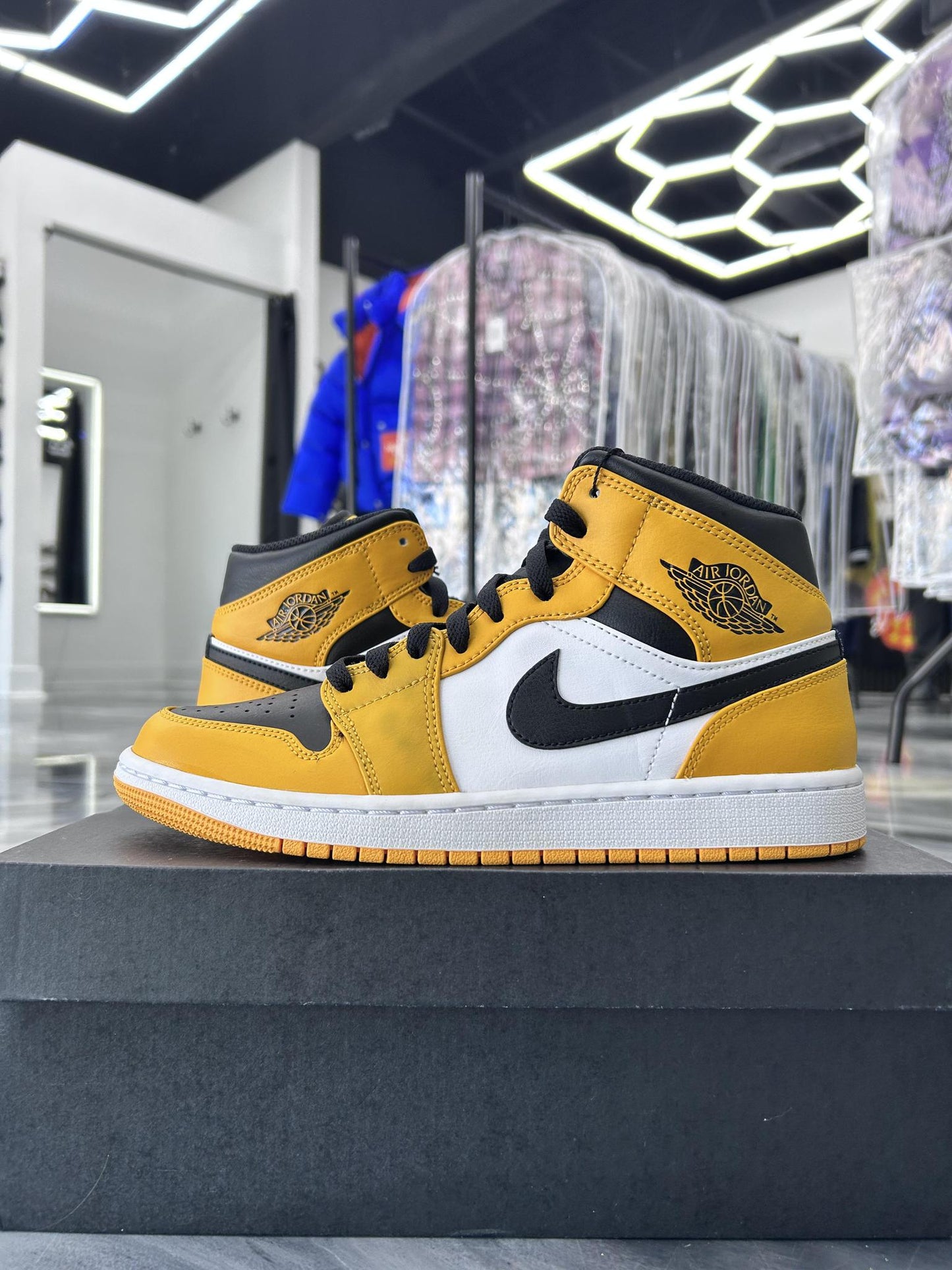 Jordan 1 Mid "University Gold" Used Size 8