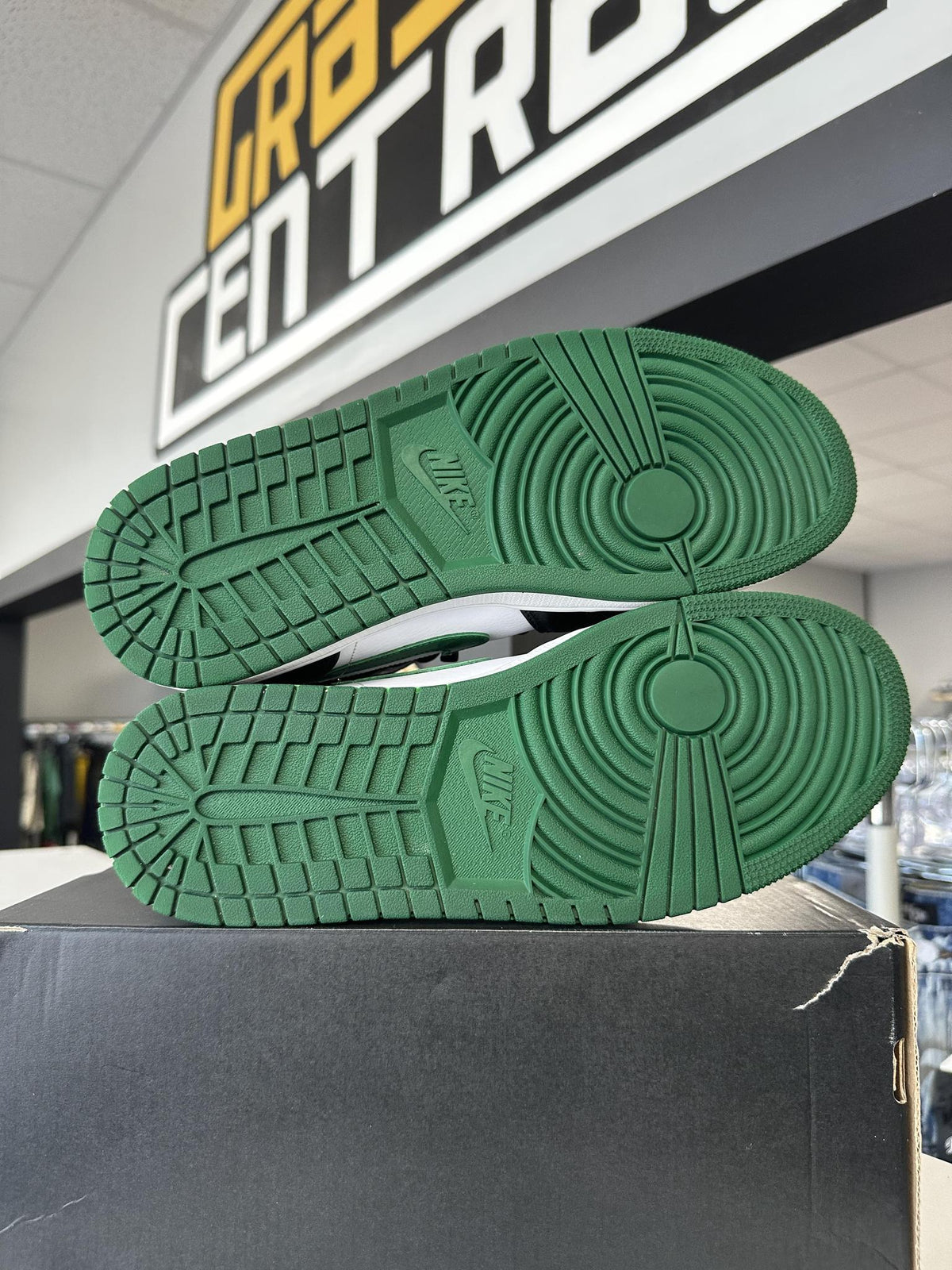 Jordan 1 Mid Green Toe Used