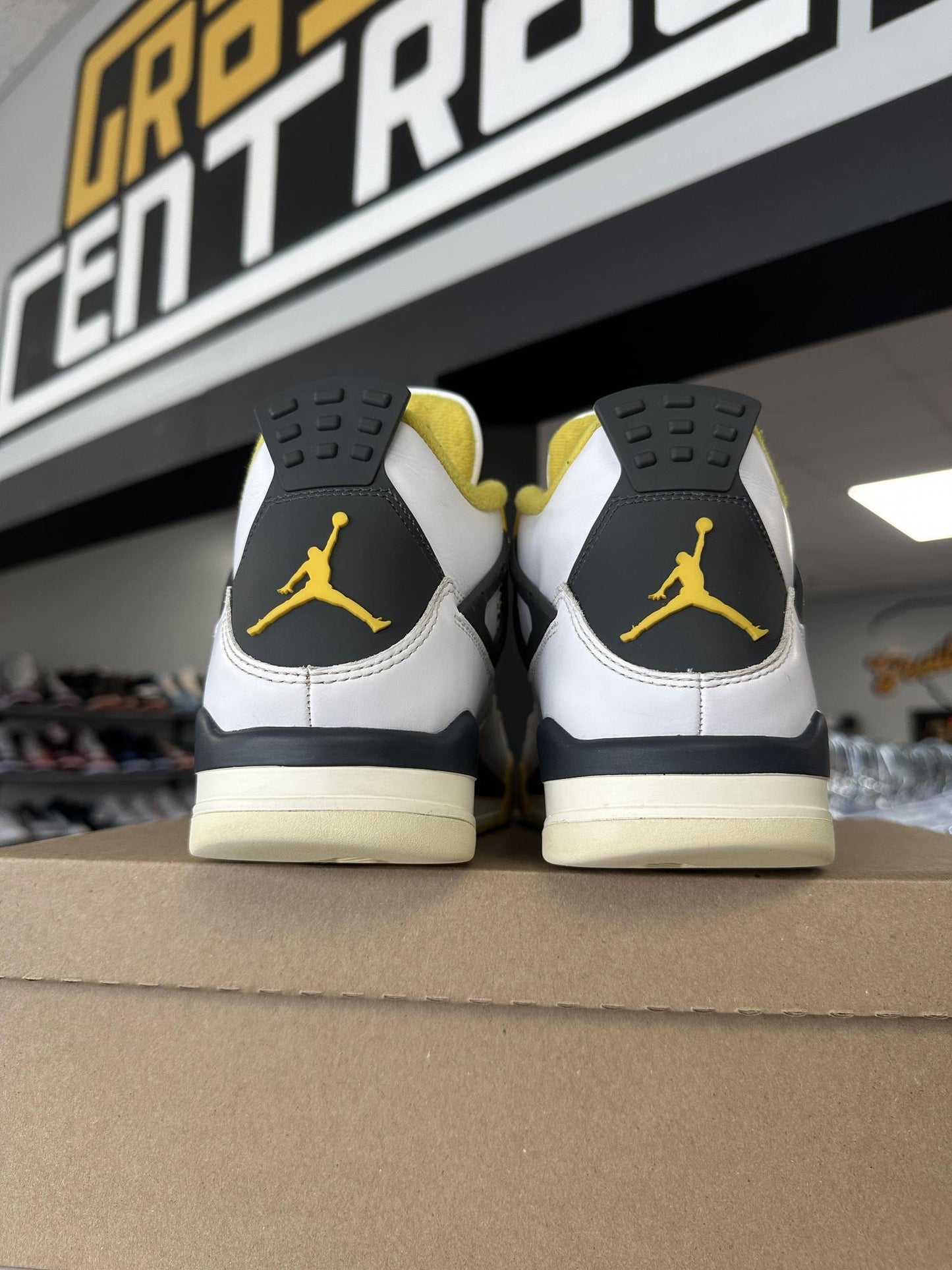 Jordan 4 "Vivid Sulfur" Size 10.5