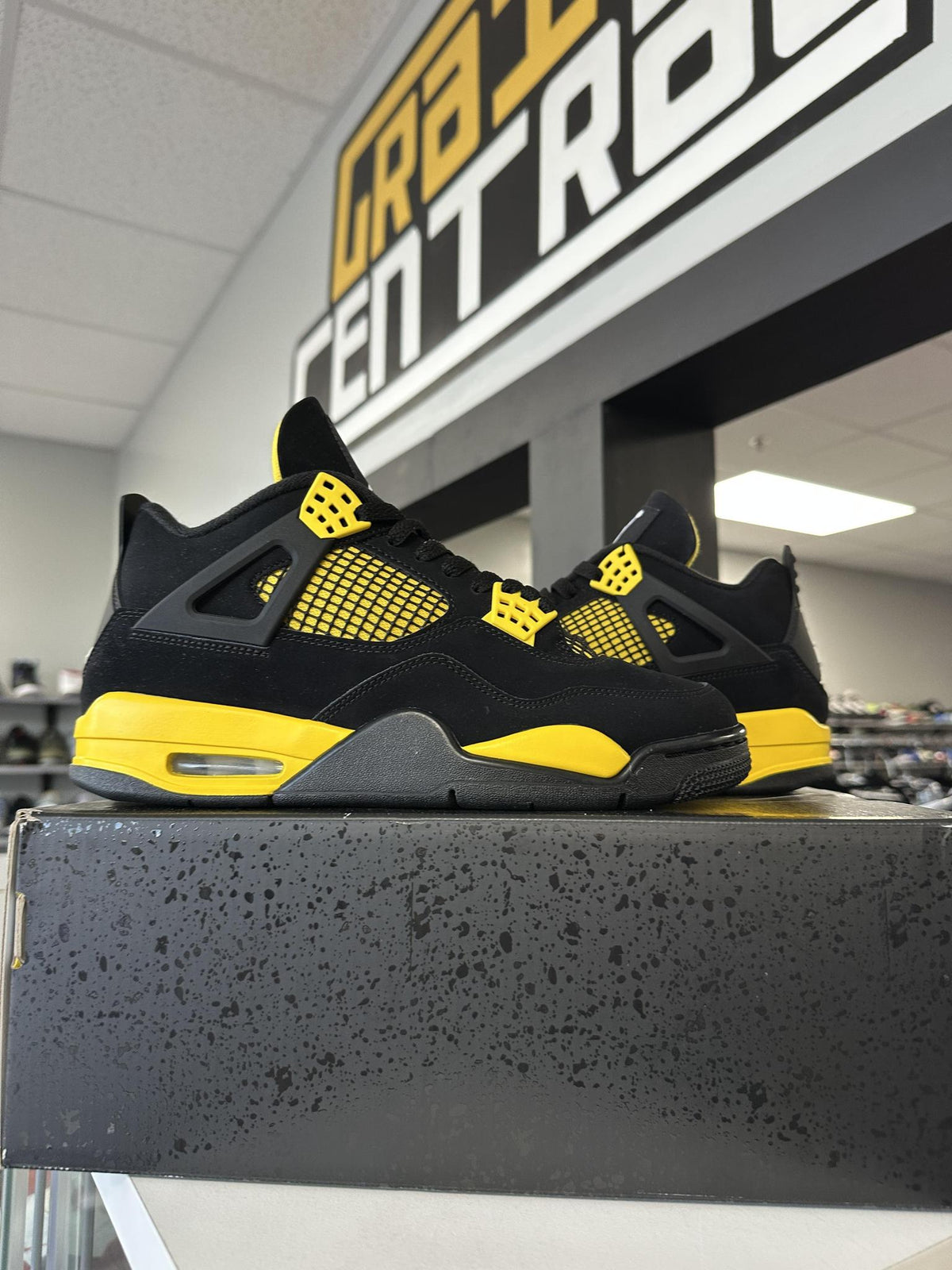 Jordan 4 "Thunder" Used Size 8.5