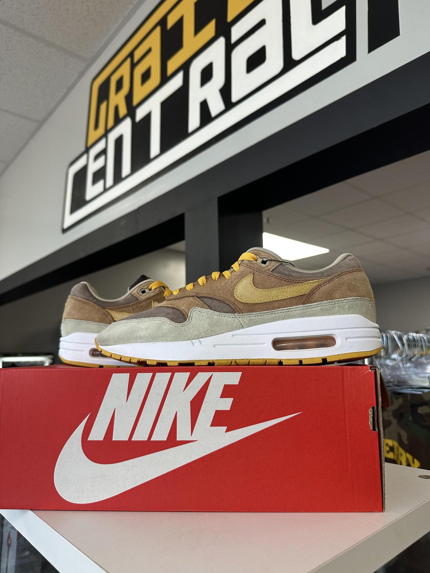Nike AM1 "Duck Pecan Yellow Ochre" Used Size 9.5