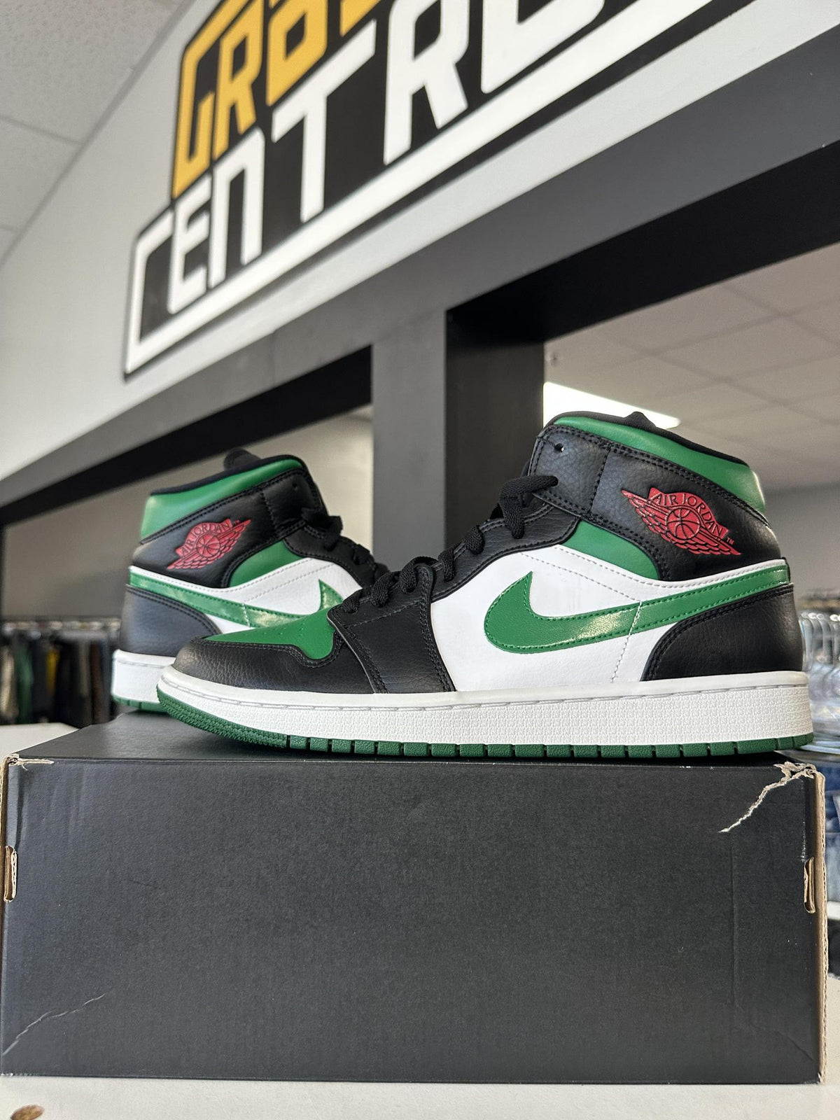 Jordan 1 Mid Green Toe Used