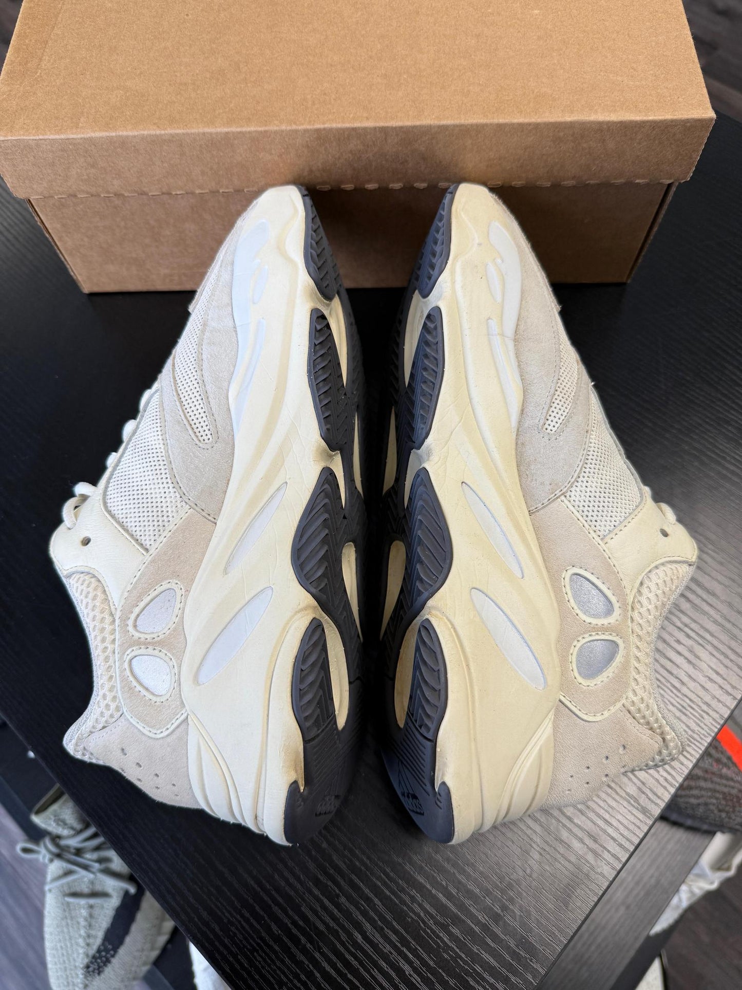 Yeezy 700 "Analog" Used Size 11