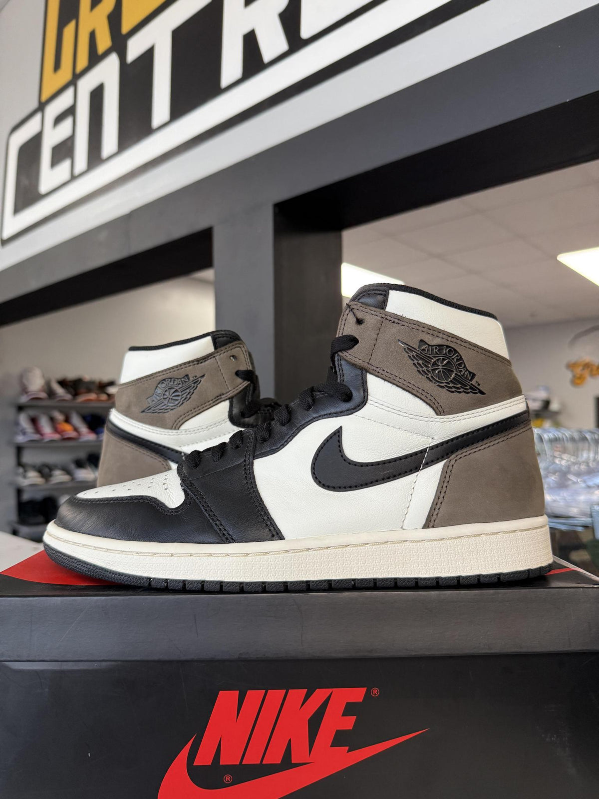 Jordan 1 "Mocha" Used Size 9.5