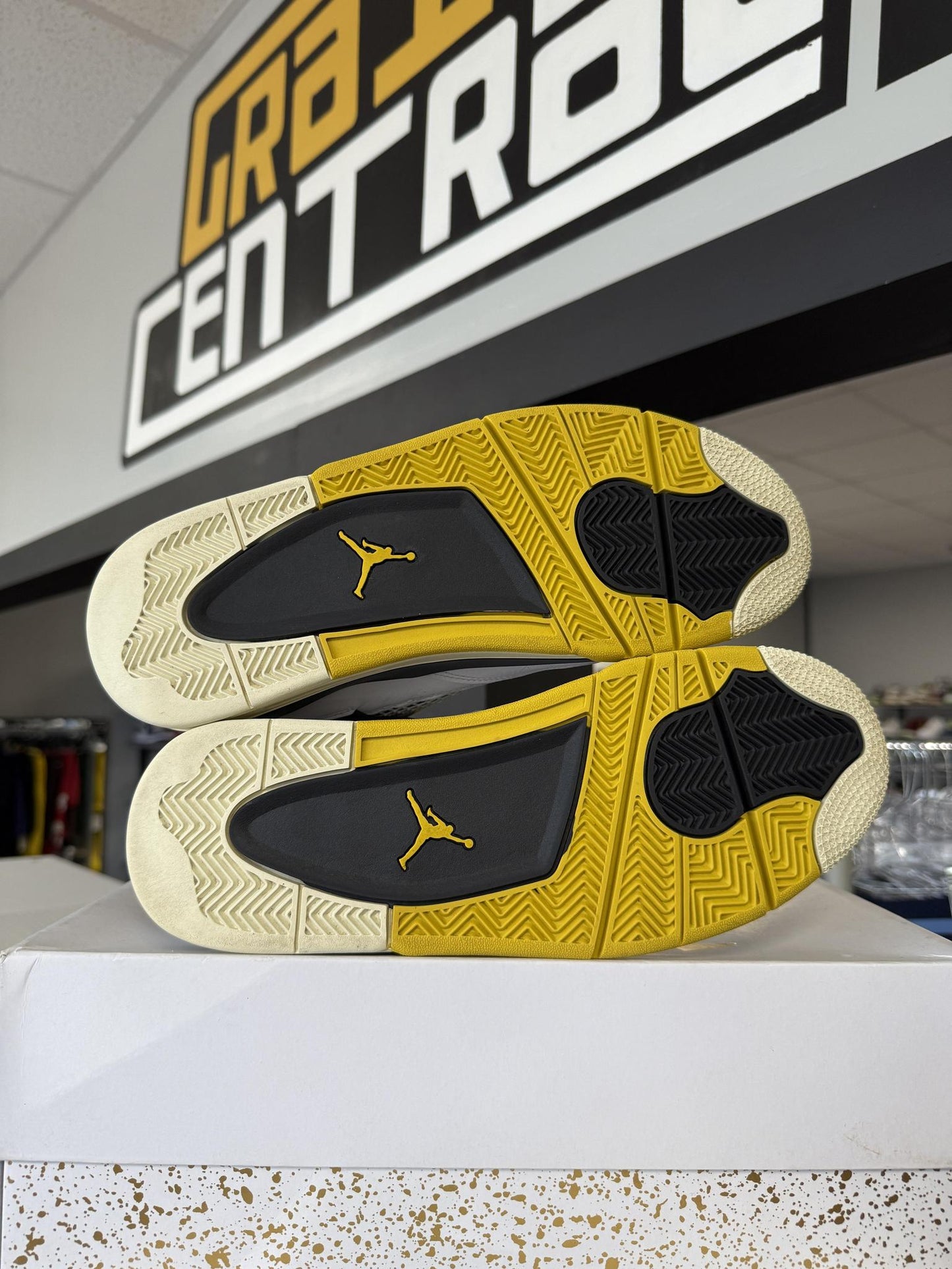 Jordan 4 "Vivid Sulfur" Used Size 10.5