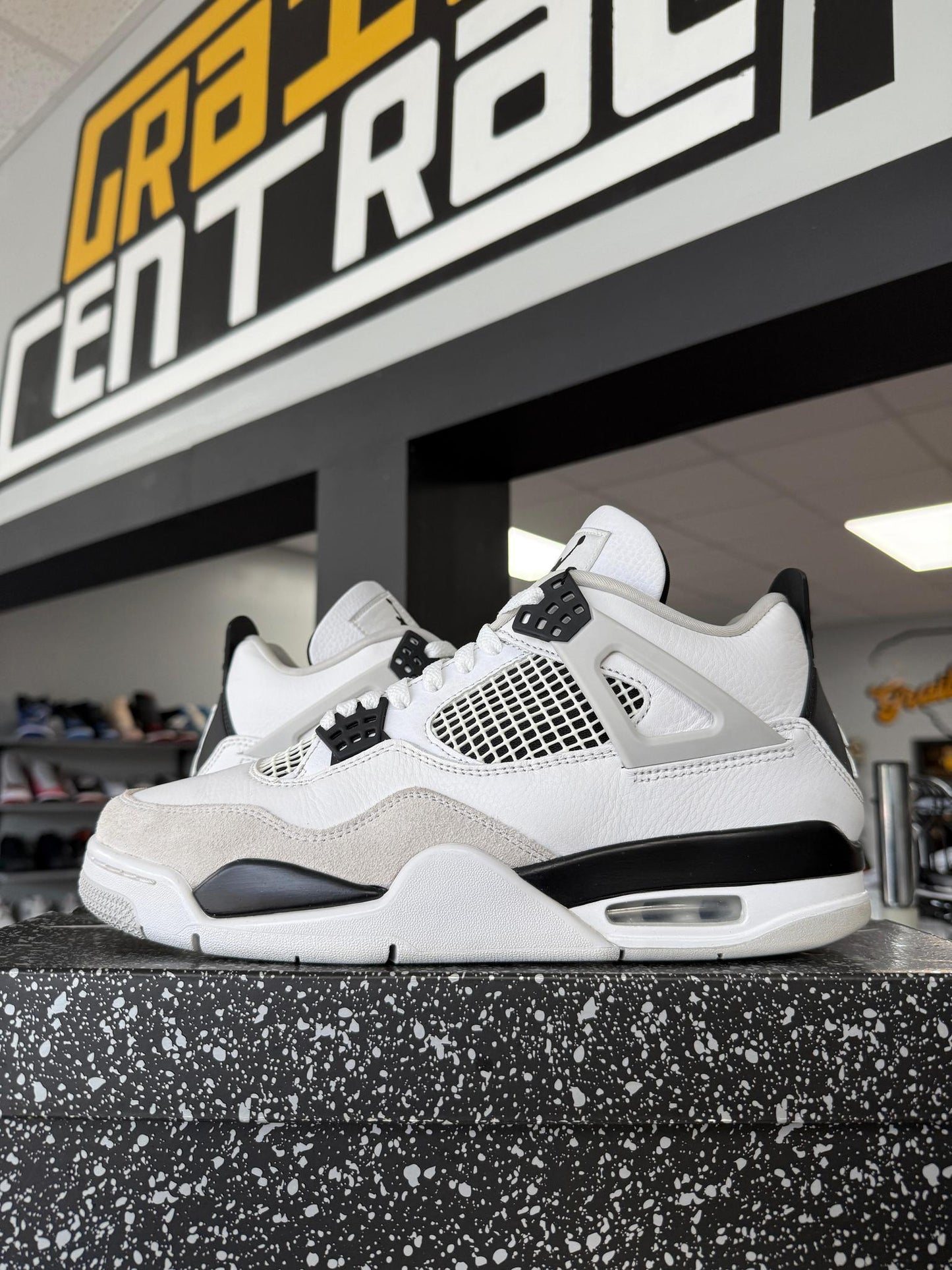 Jordan 4 "Military Black" Used Size 9.5