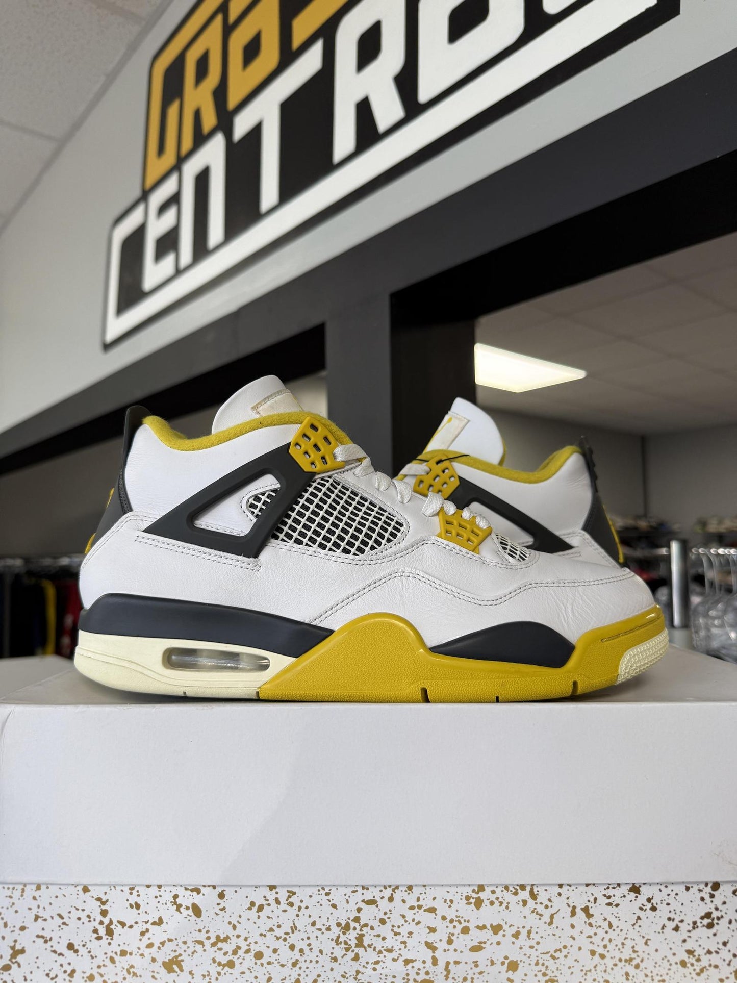 Jordan 4 "Vivid Sulfur" Used Size 10.5