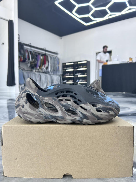 Yeezy Foam RNNR "MX Cinder" Used Size 9