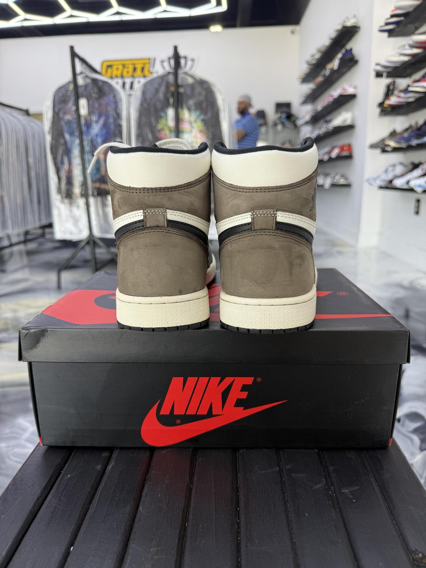 Jordan 1 "Mocha" Used Size 9.5