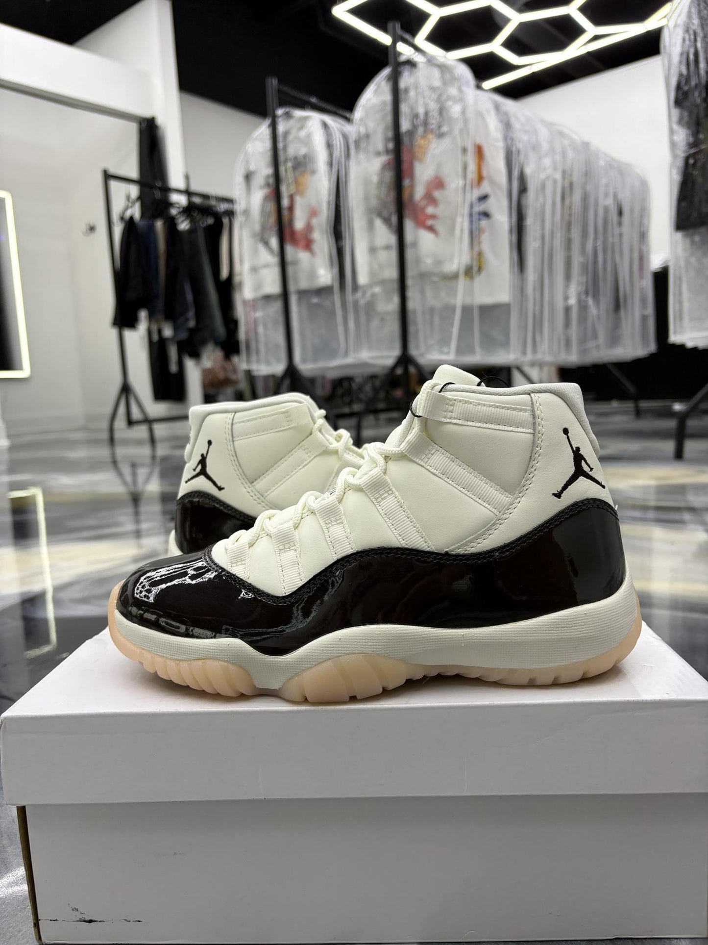Jordan 11 "Neapolitan" Used Size 5.5Y/7W