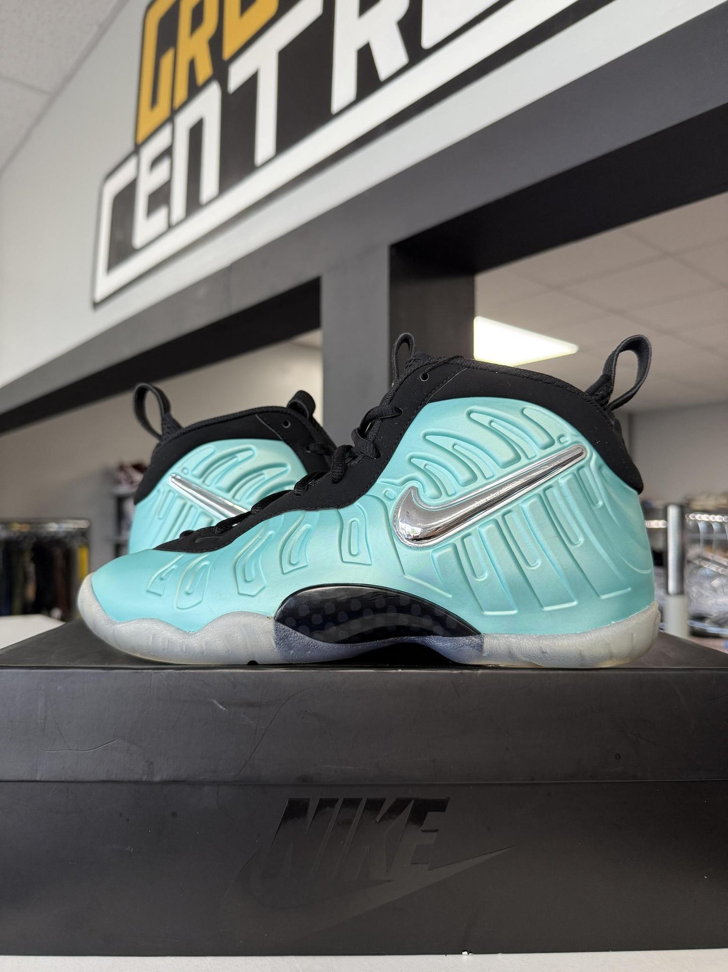 Nike Foamposite "Island Green" Used Size 7Y/8.5W