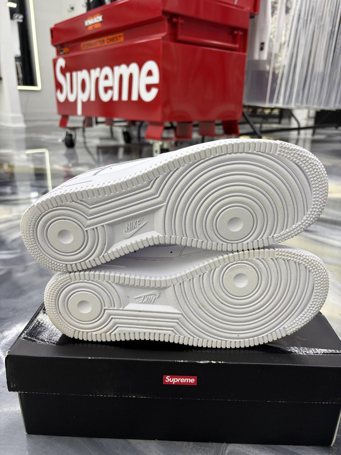 Nike Air Force One Low Supreme "White" Used Size 8