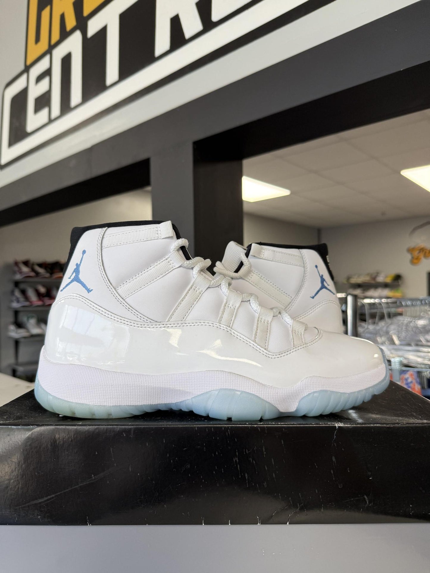 Jordan 11 "Legend Blue" Used Size 9