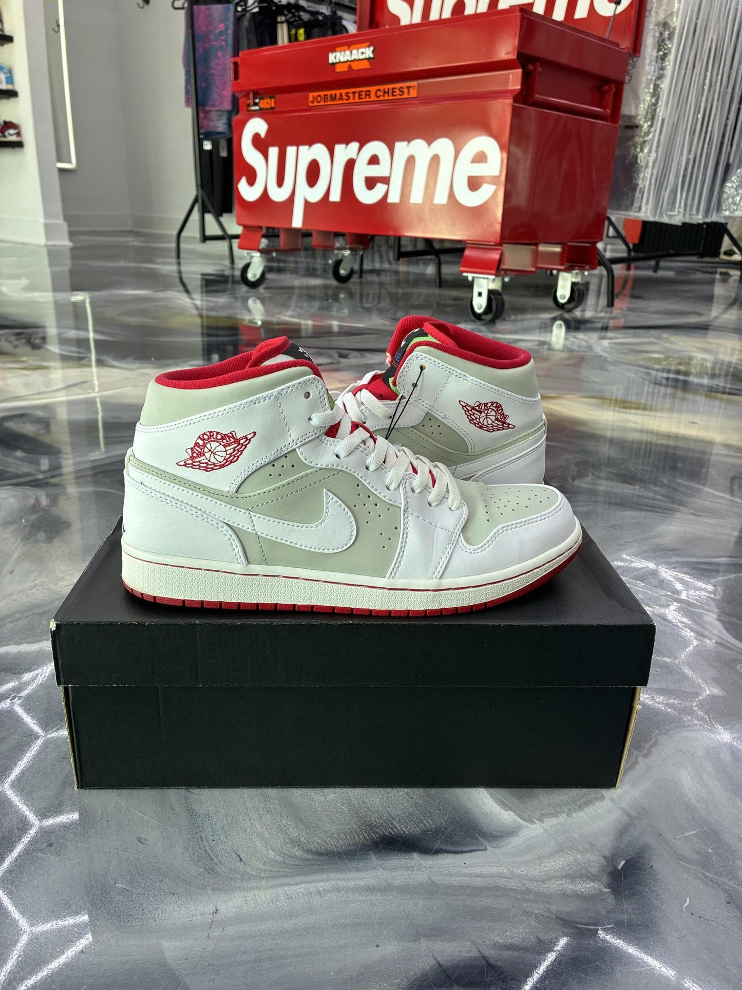 Jordan 1 Mid "Hare" Used Size 9.5