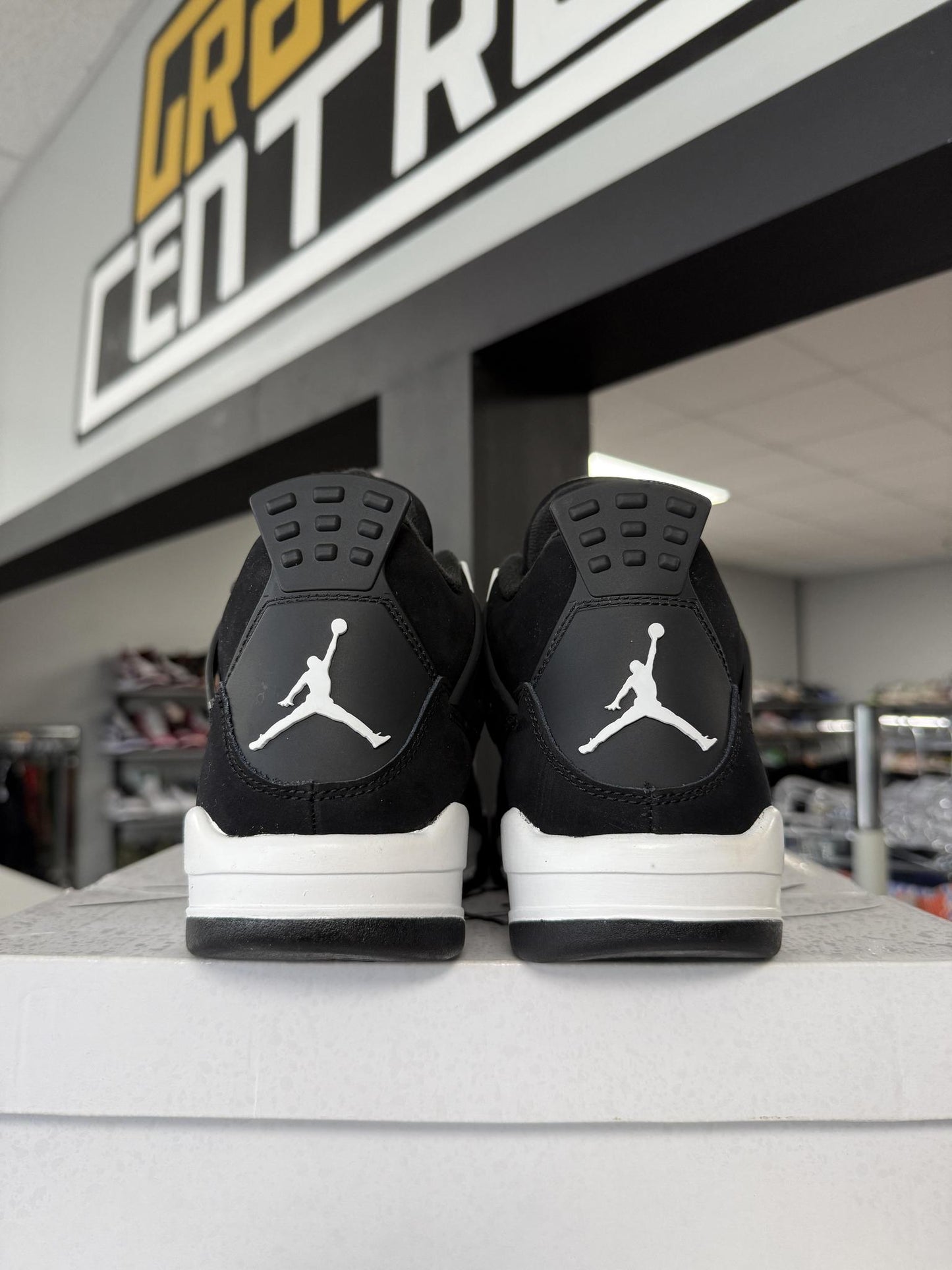 Jordan 4 "White Thunder" Used Size 6.5Y/8W
