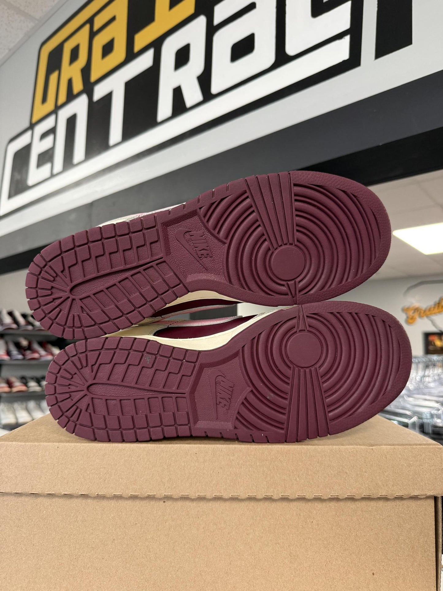Dunk Low "Valentines Day" Used Size 10.5