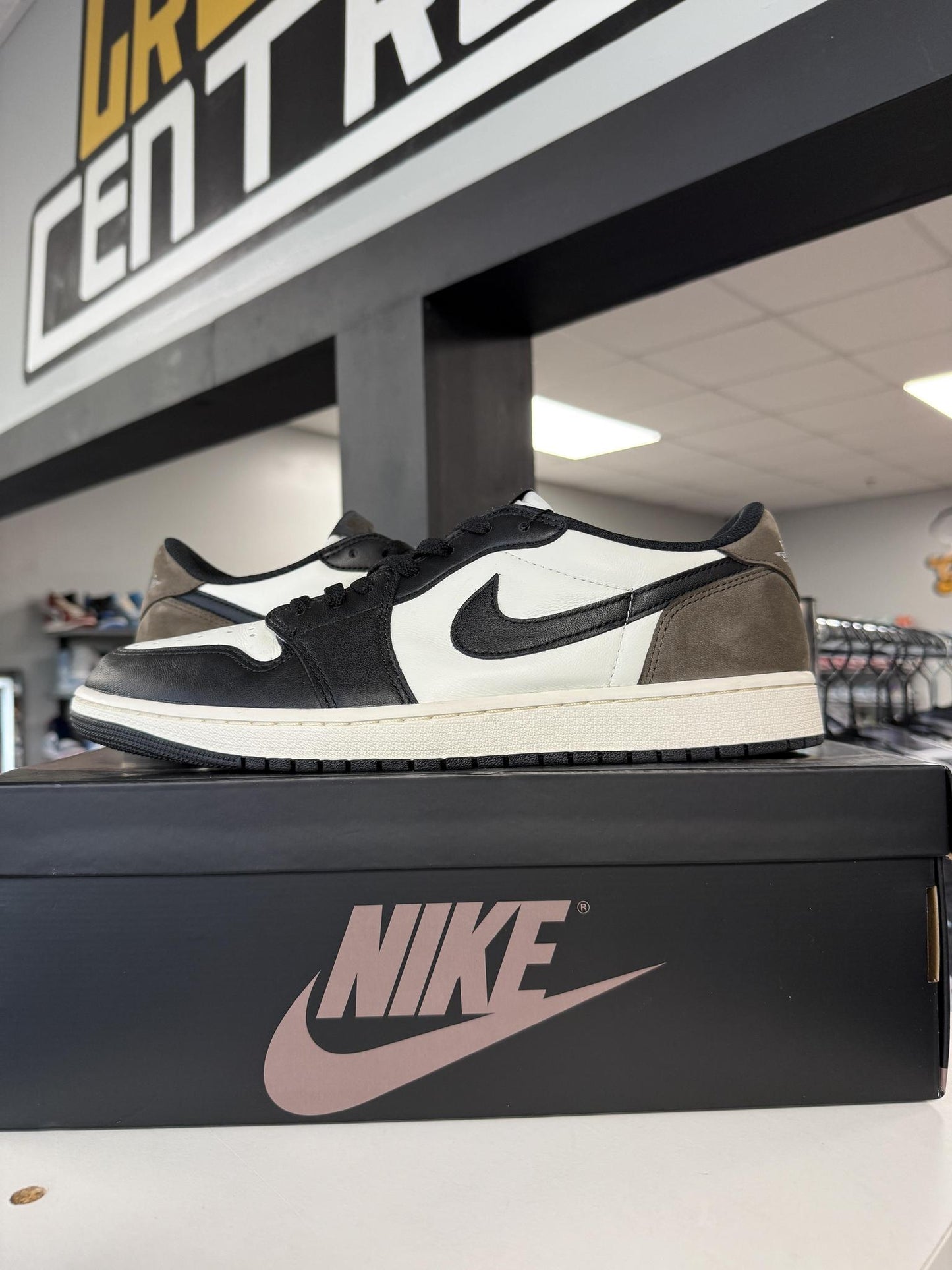 Jordan 1 Low "Mocha" Used Size 12