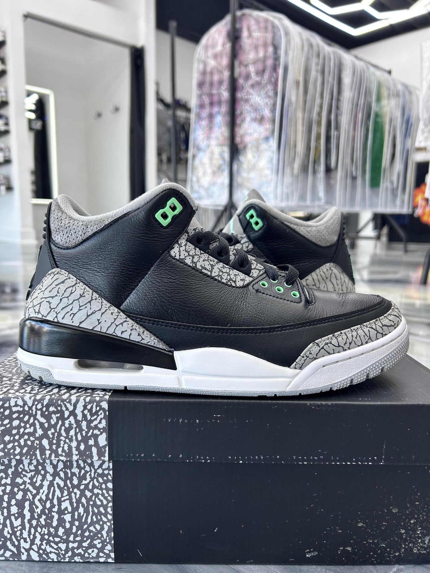 Jordan 3 "Green Glow" Used Size 9.5