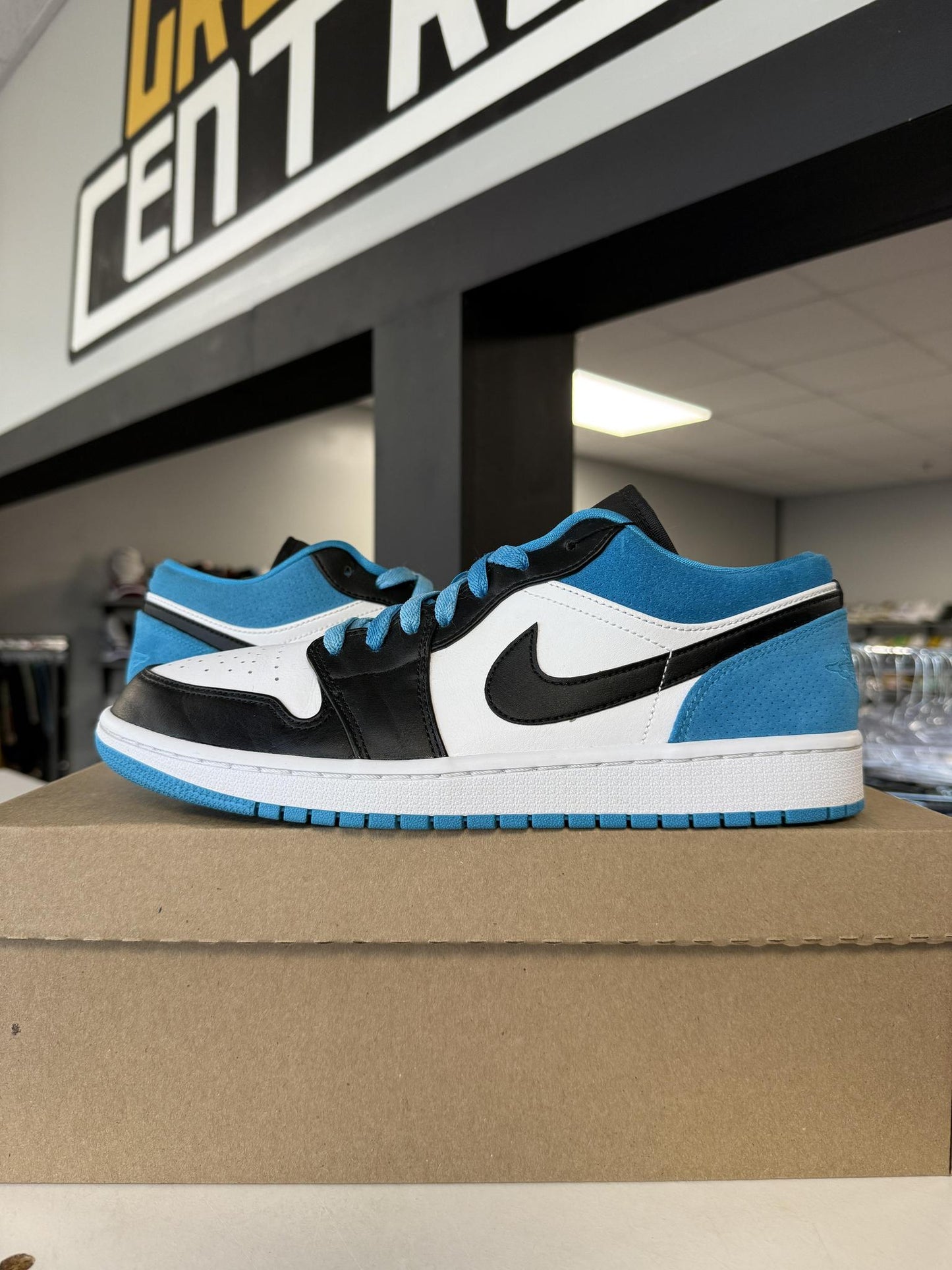 Jordan 1 Low "Laser Blue" Used Size 10.5