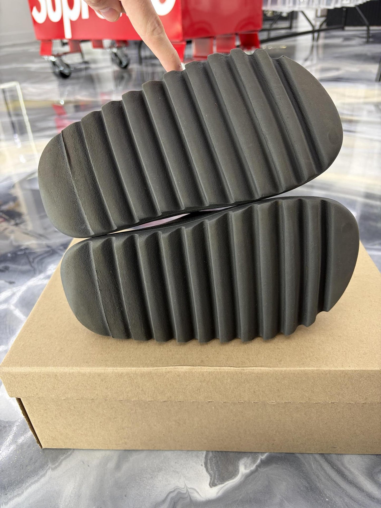 Yeezy Slide "Onyx" Used Size 5Y/6.5W