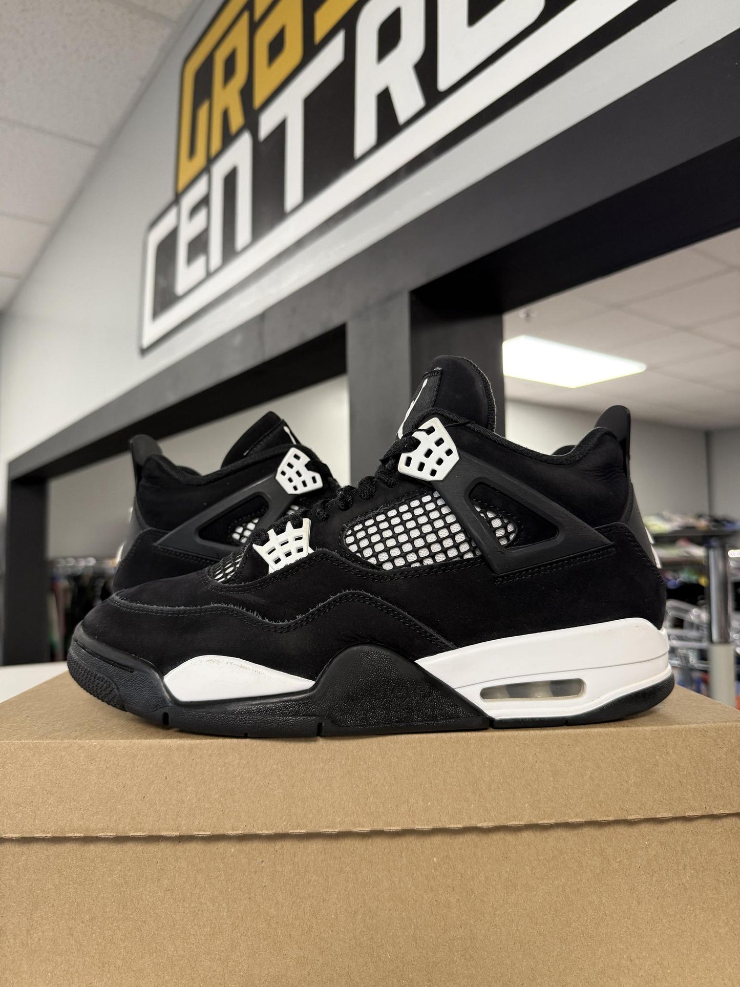 Jordan 4 "White Thunder" Used Size 9
