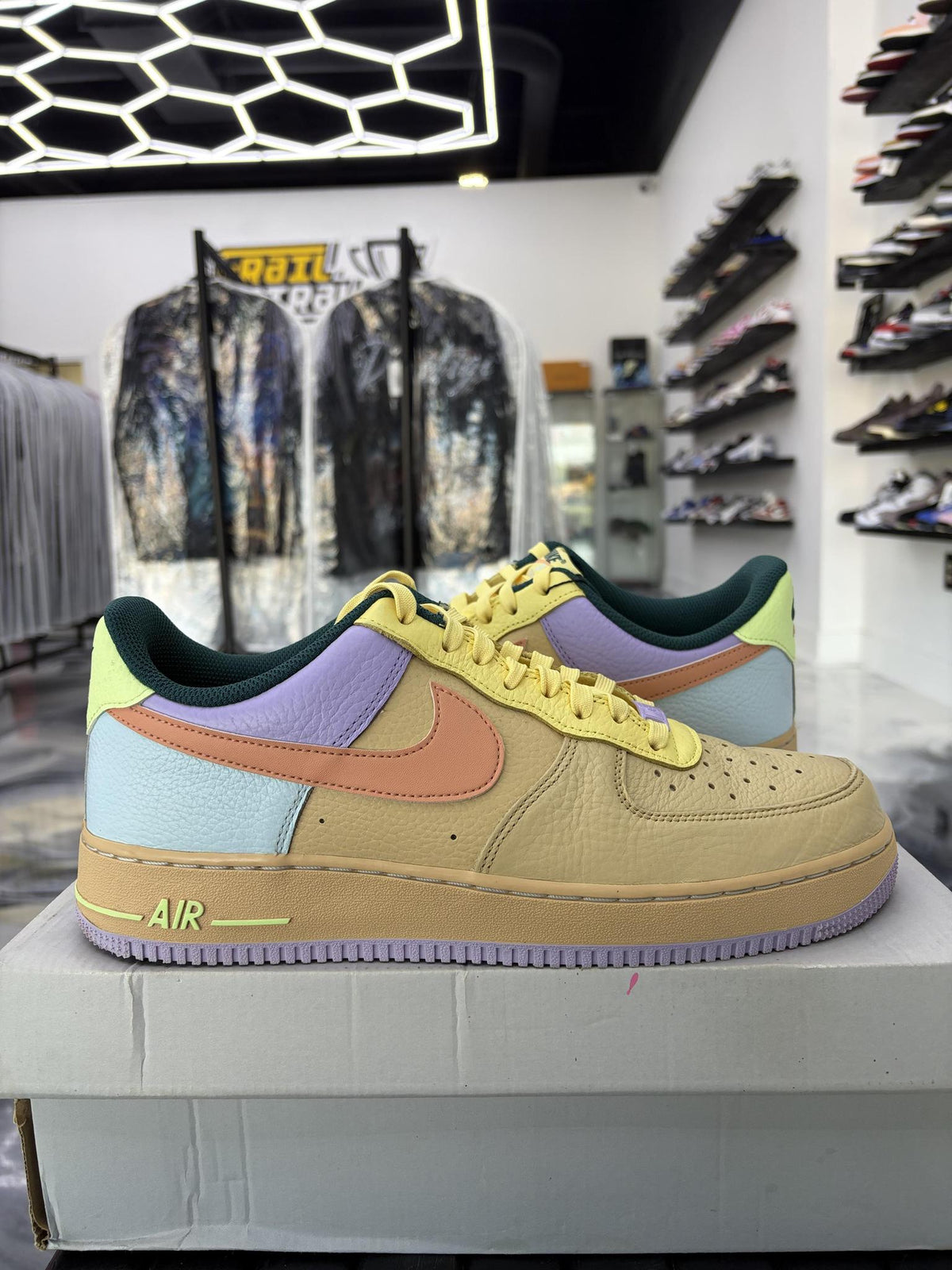 Nike Air Force 1 Low "Sesame Hydrangeas" Used Size 11