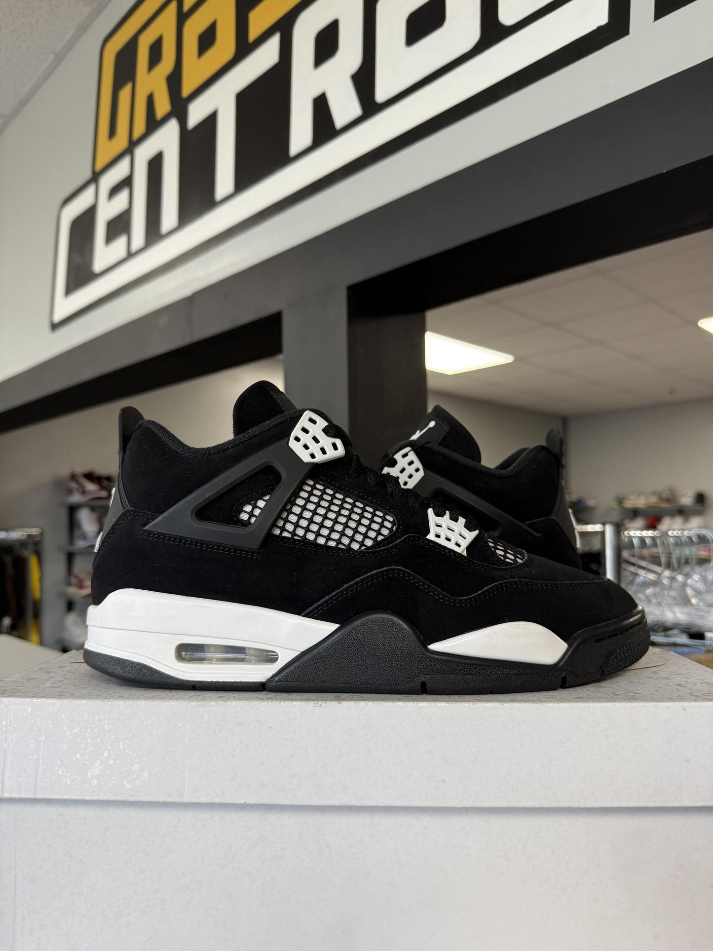 Jordan 4 "White Thunder" Used Size 10.5