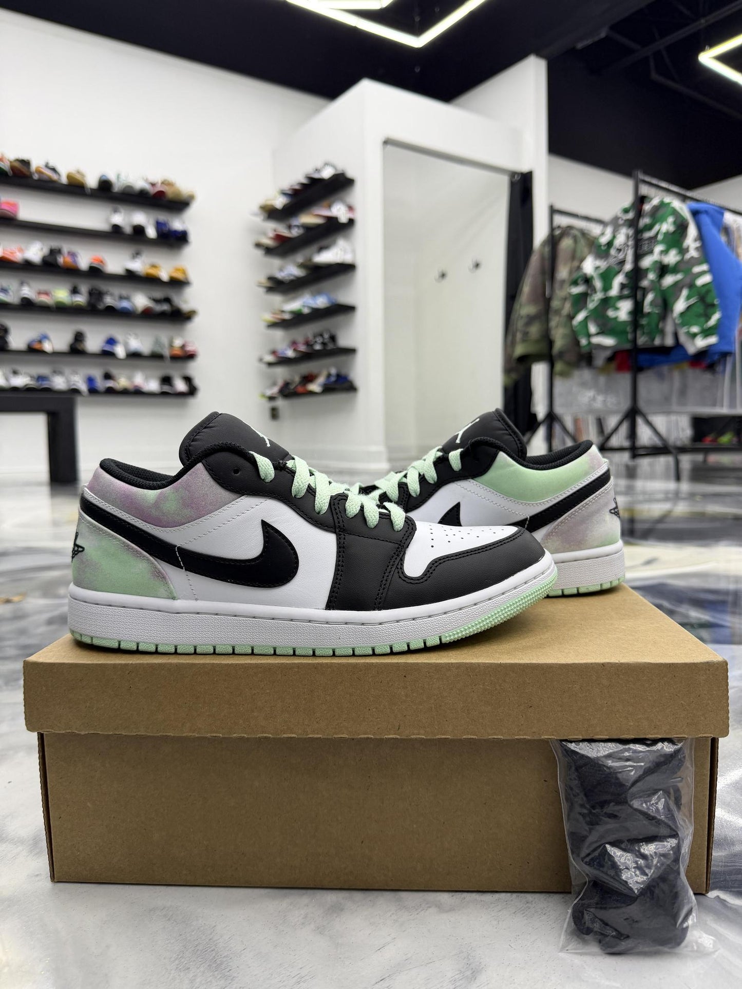 Jordan 1 Mid SE Dune Red Used Size 12