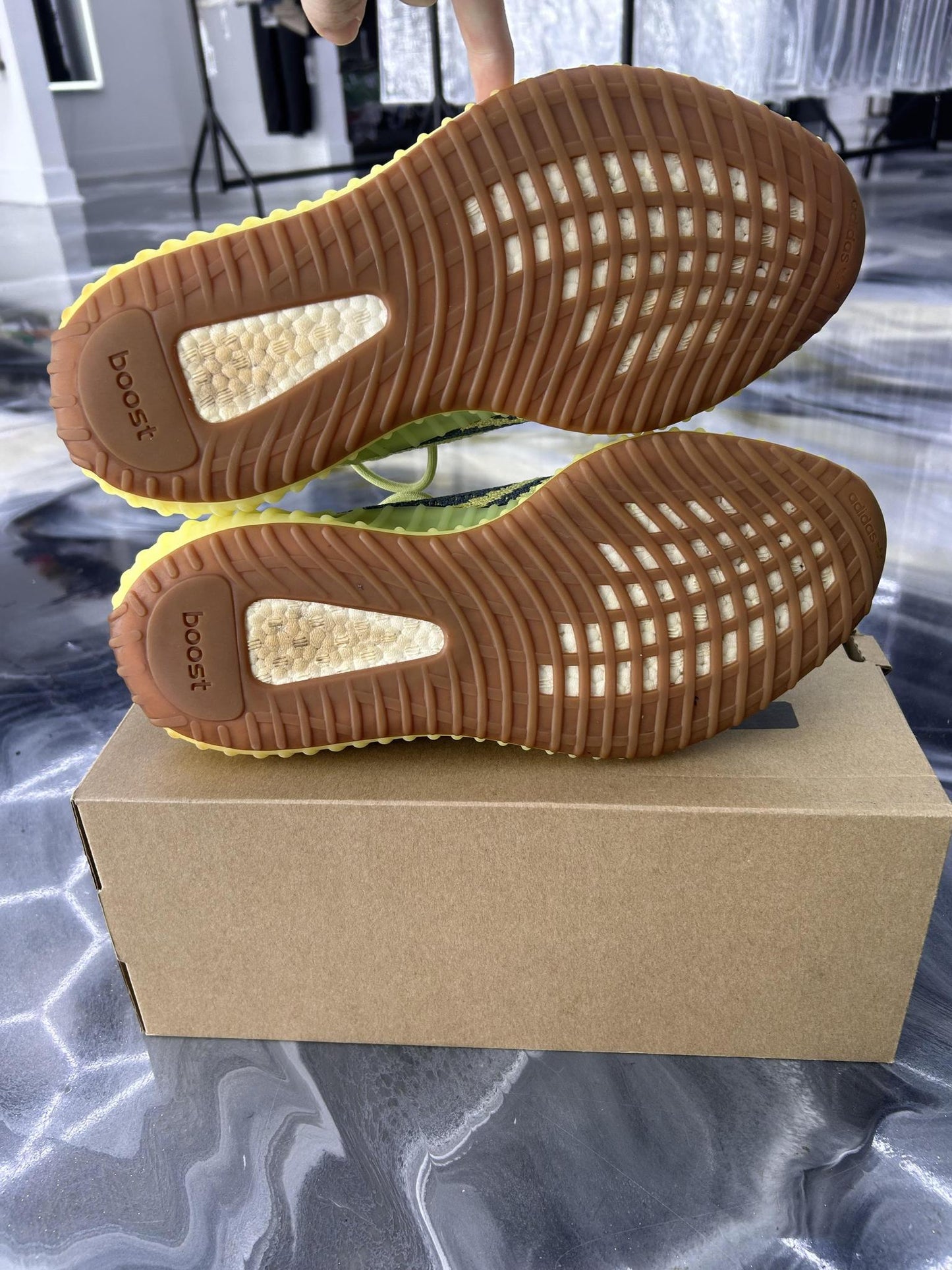 Yeezy 350 V2 "Frozen Yellow" Used Size 11