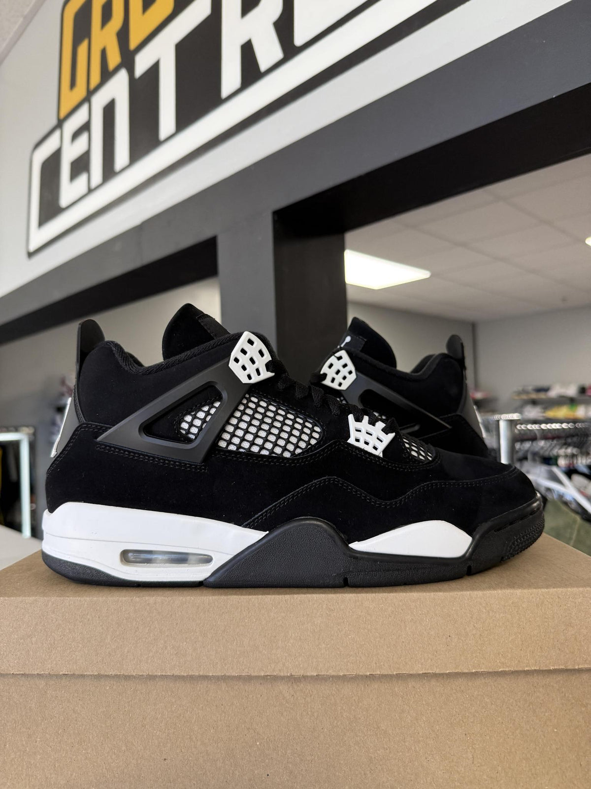 Jordan 4 "White Thunder" Used Size 11
