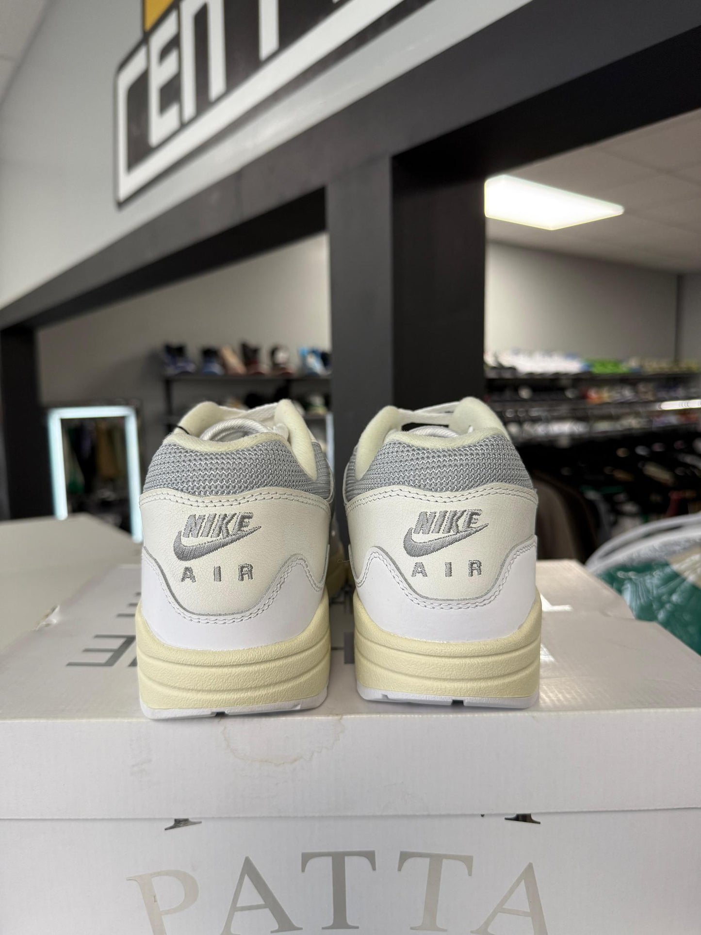 Nike Air Max 1 x Patta "White" Used Size 9.5