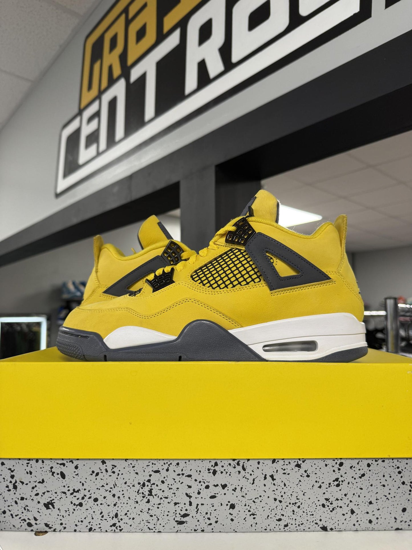 Jordan 4 "Lightning" Used Size 9.5