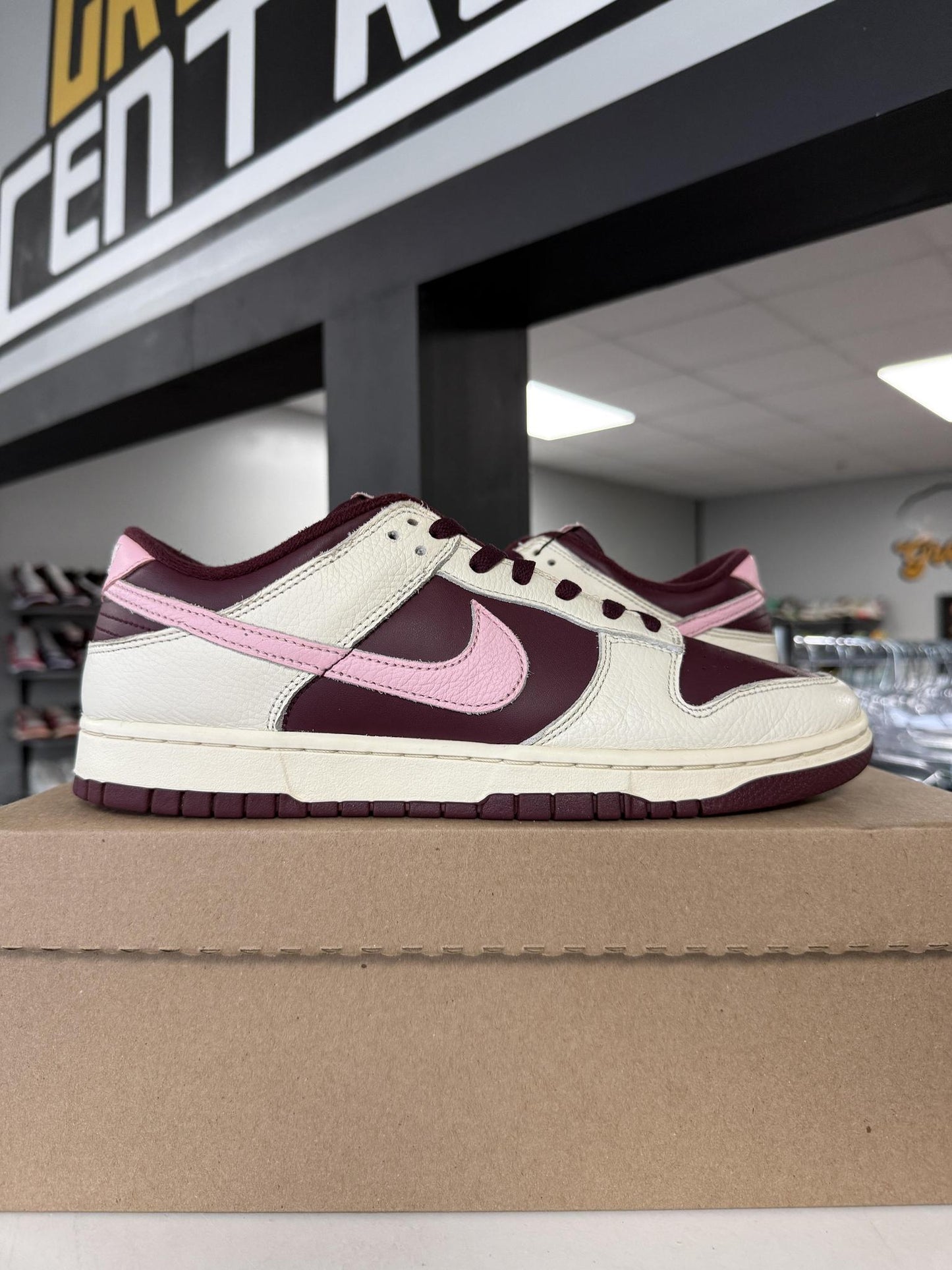 Dunk Low "Valentines Day" Used Size 10.5