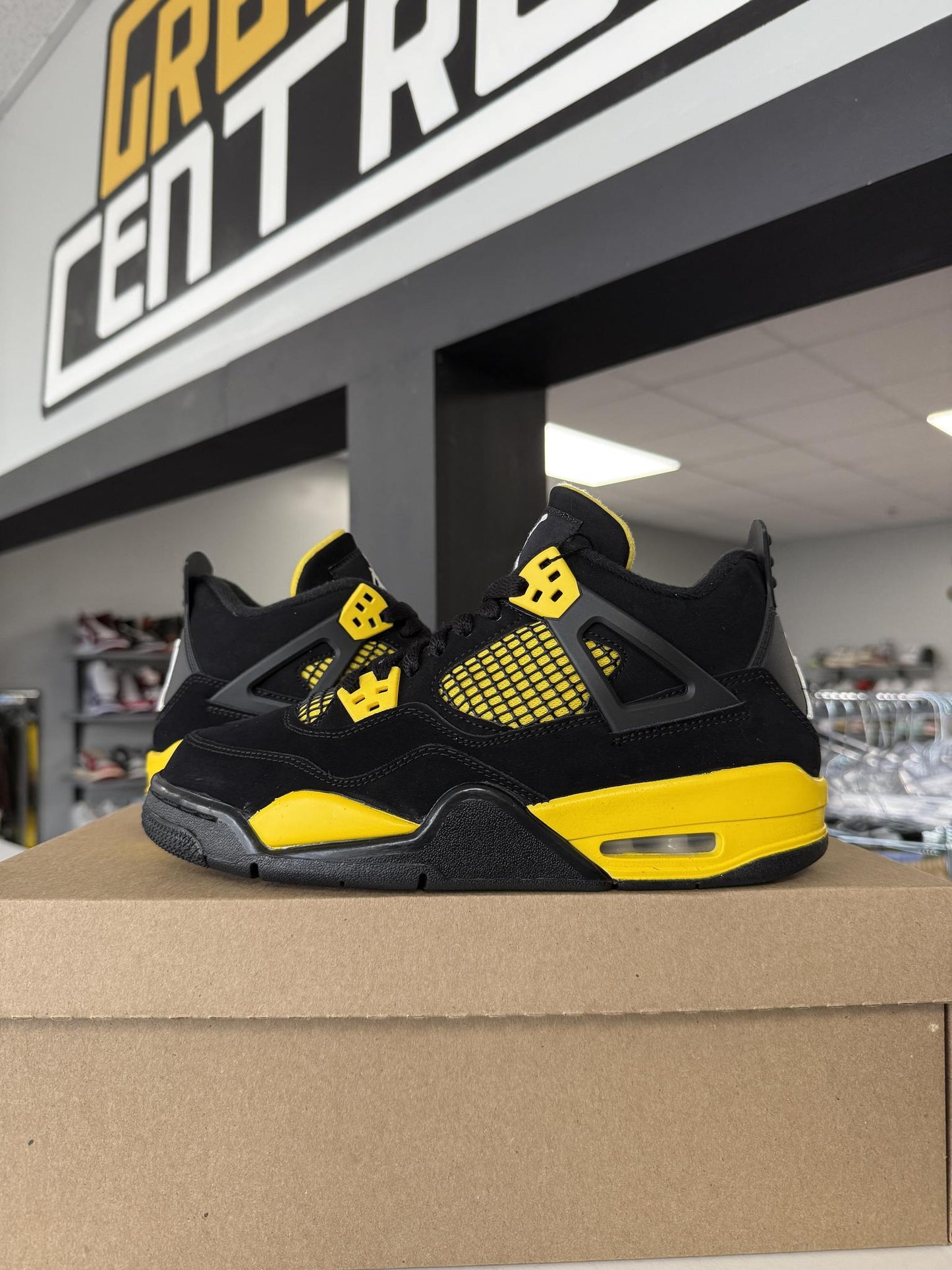 Jordan 4 "Thunder" Used Size 6Y/7.5W