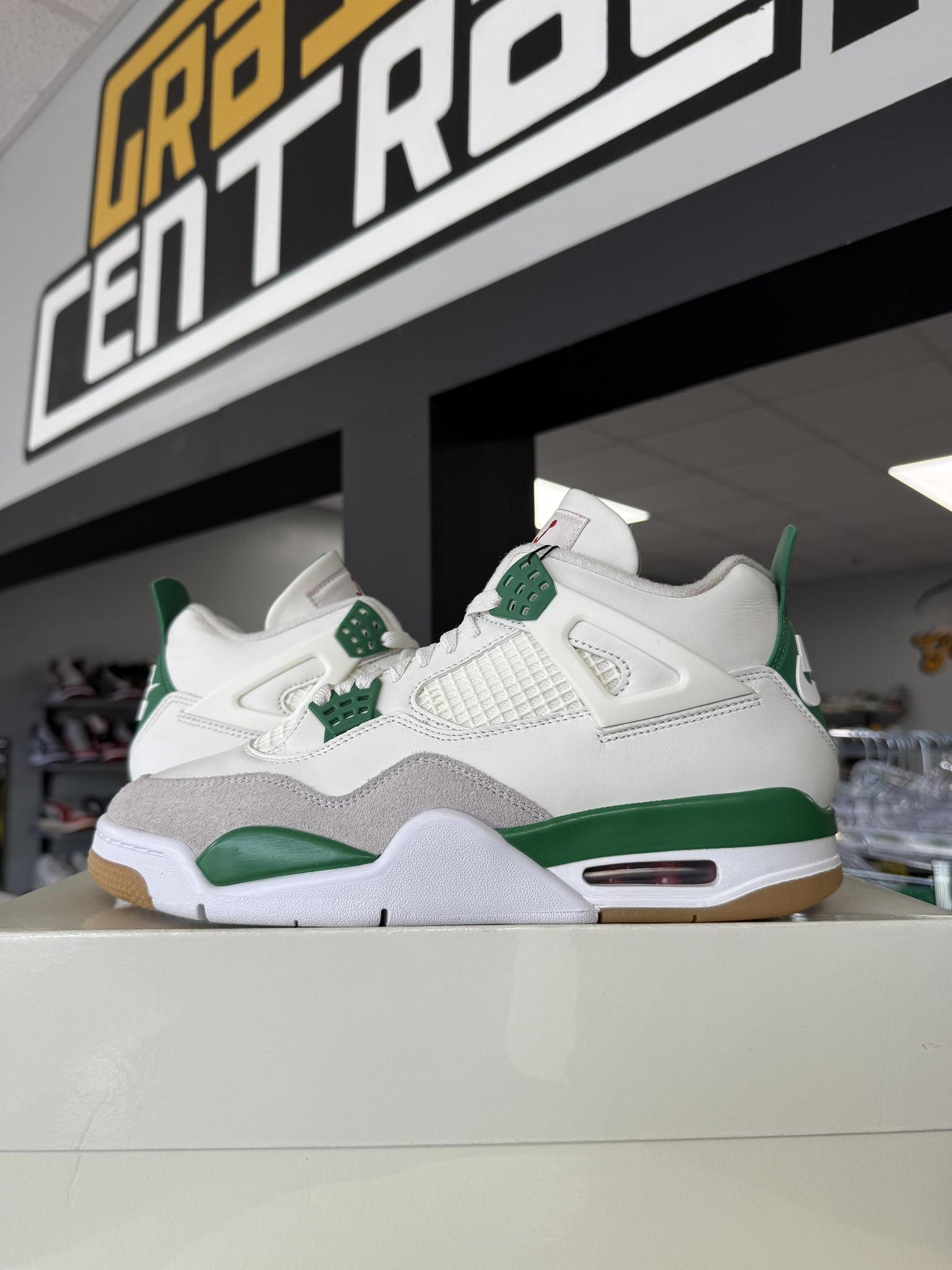 Jordan 4 SB "Pine Green" Used Size 9