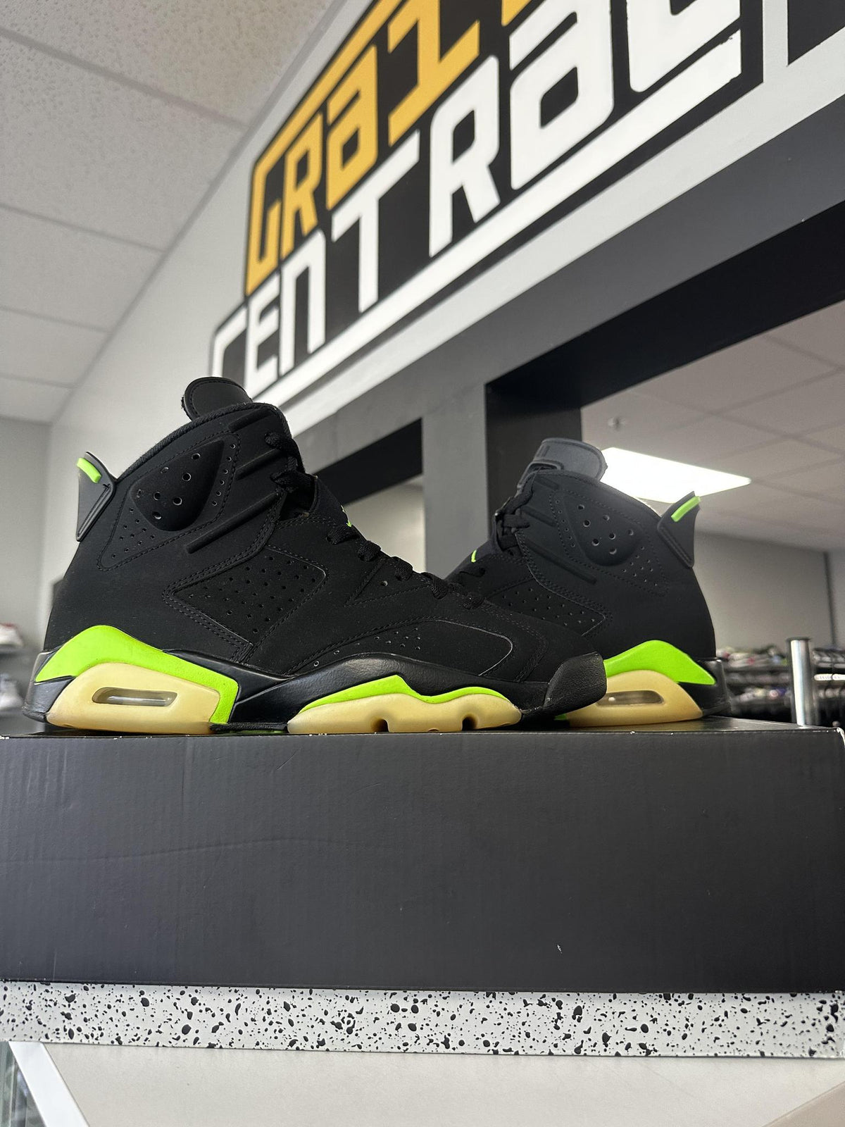 Jordan 6 "Electric Green" Size 9 Used