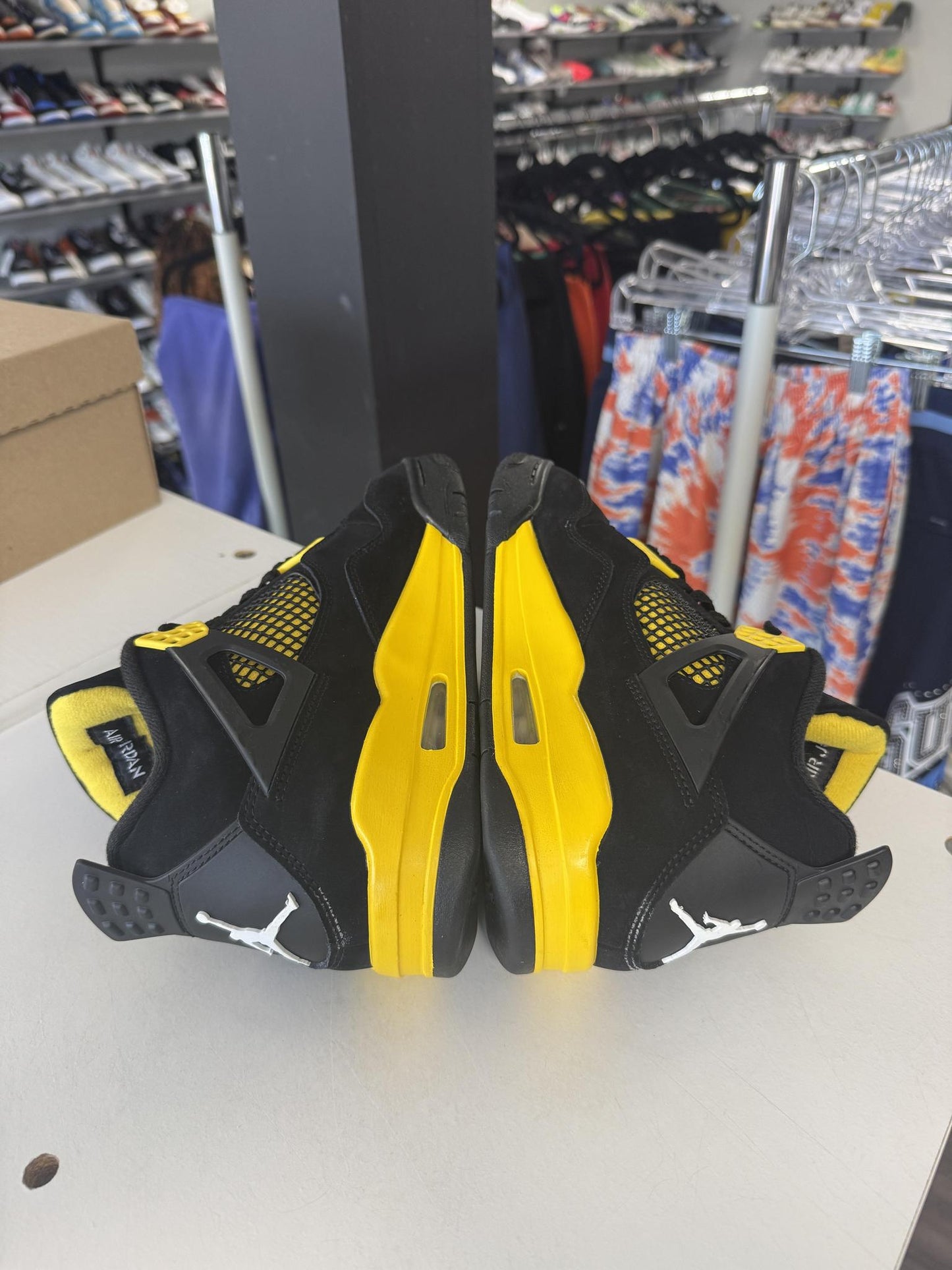 Jordan 4 Thunder Used Size 7Y/8.5W