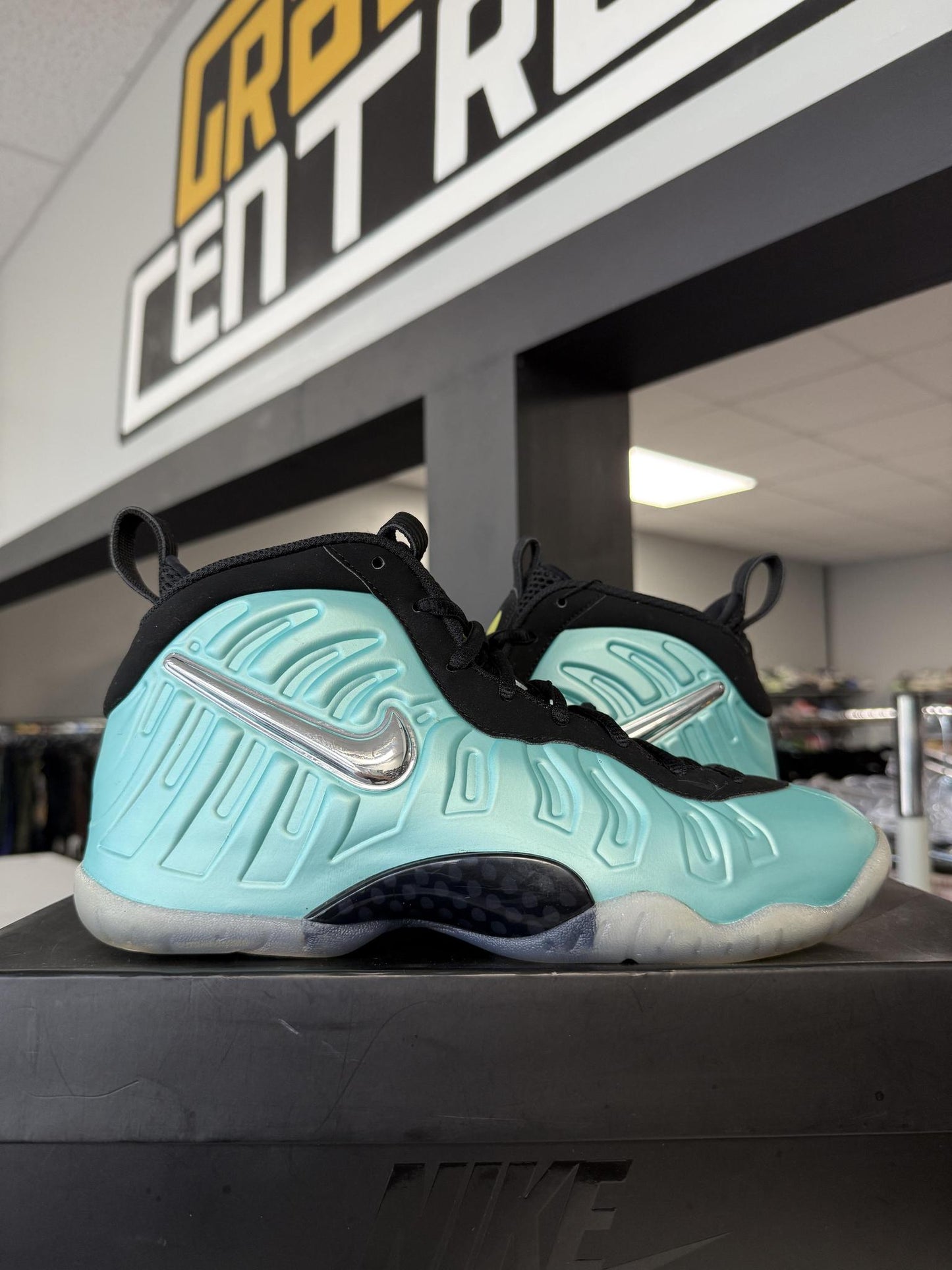 Nike Foamposite "Island Green" Used Size 7Y/8.5W