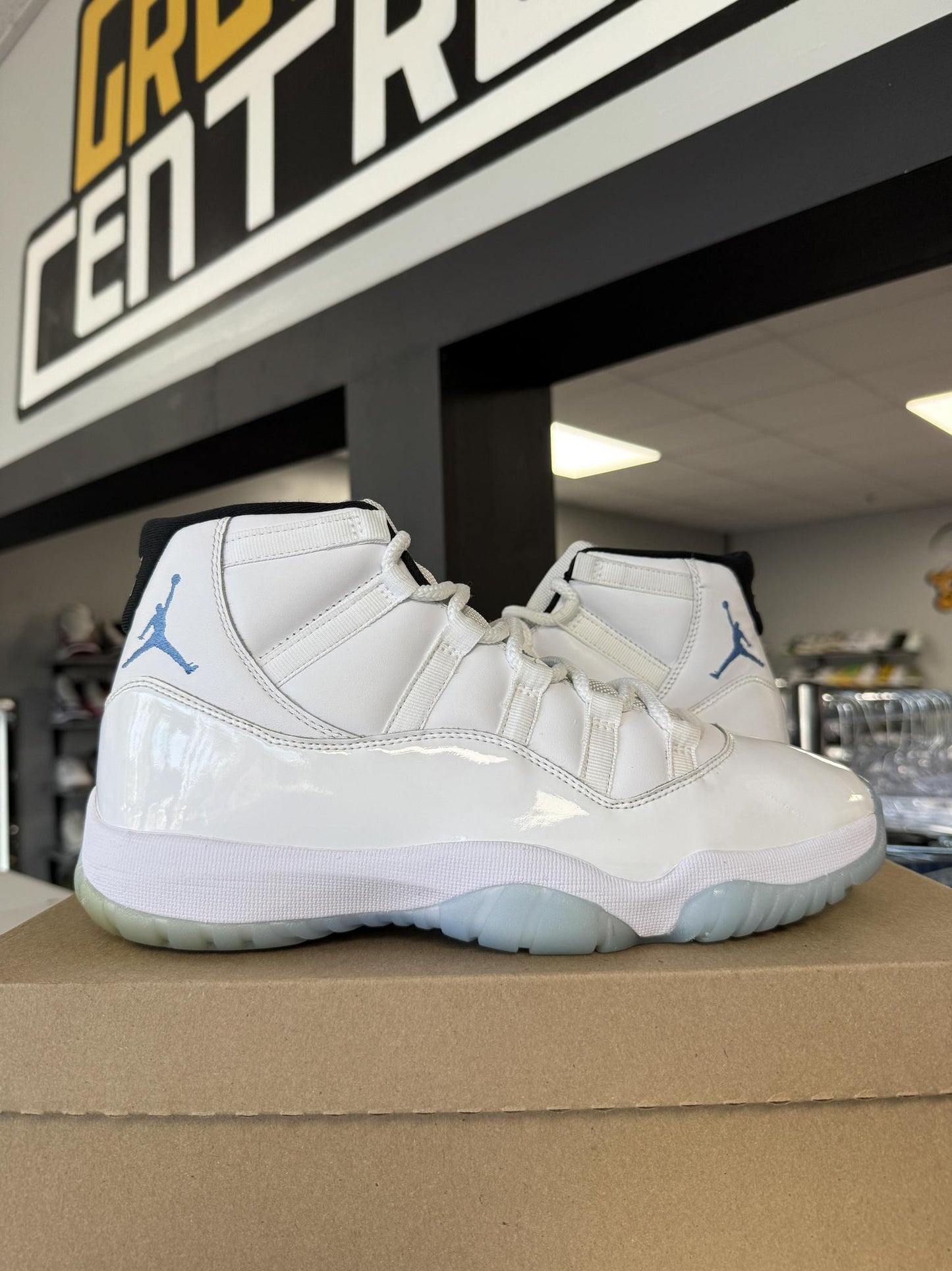Jordan 11 "Legend Blue" Used Size 9.5