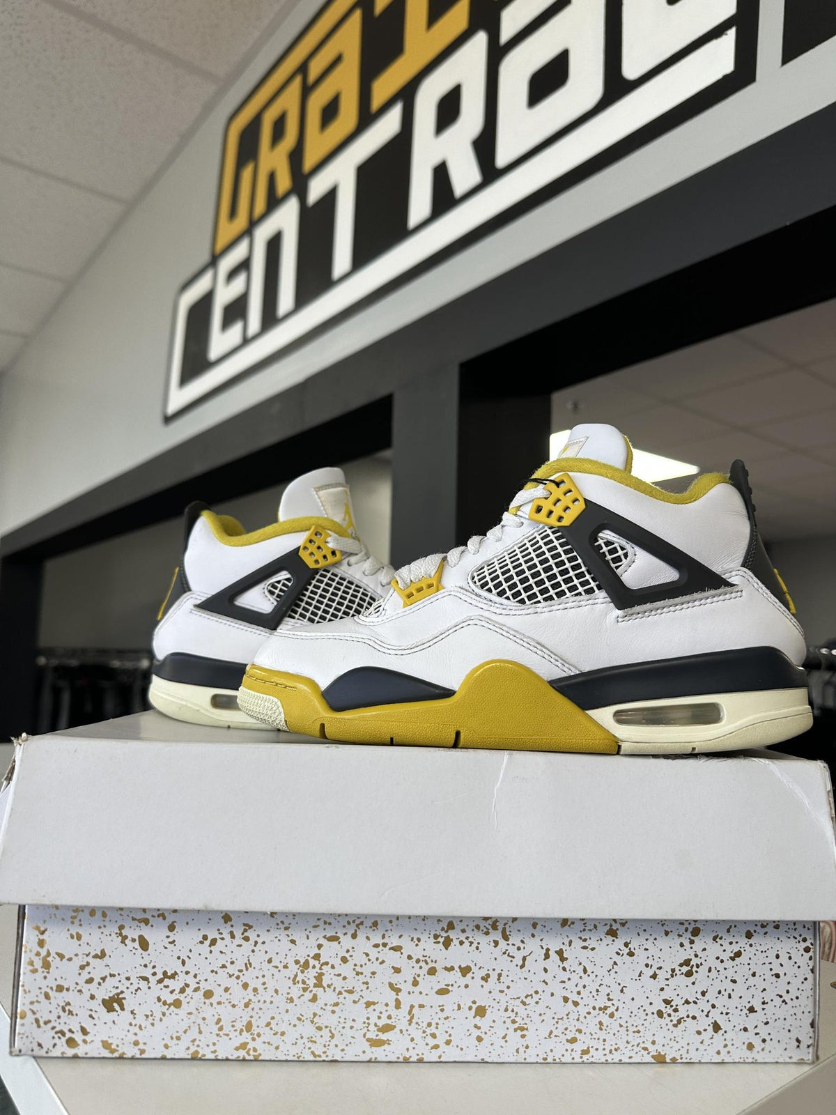 Jordan 4 "Vivid Sulfur" Size 5.5Y/7W Used