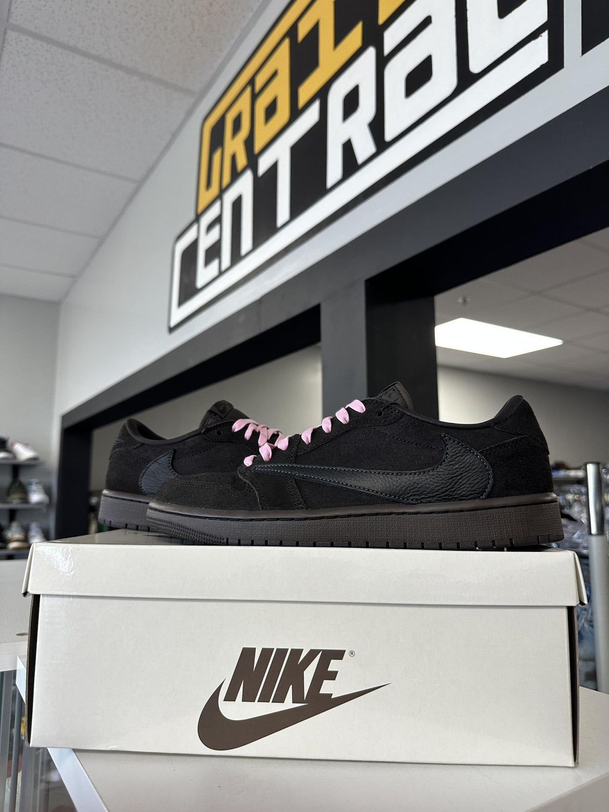 Jordan 1 Low x Travis Scott Velvet Brown Used