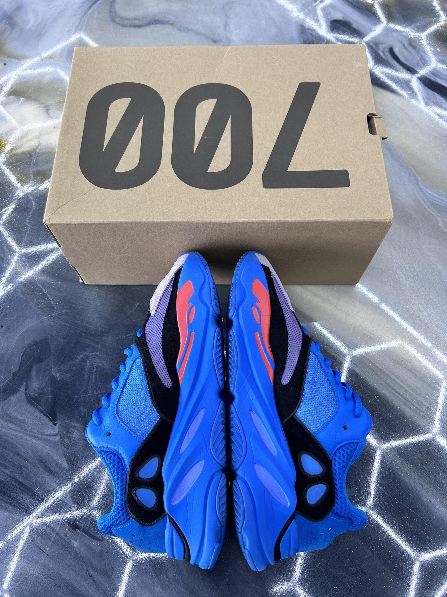 Yeezy 700 "Hi Res Blue" Used Size 10