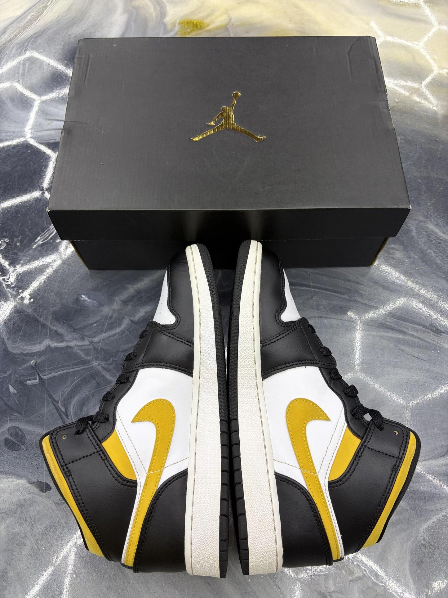 Jordan 1 Mid "Pollen" Used Size 6Y/7.5W